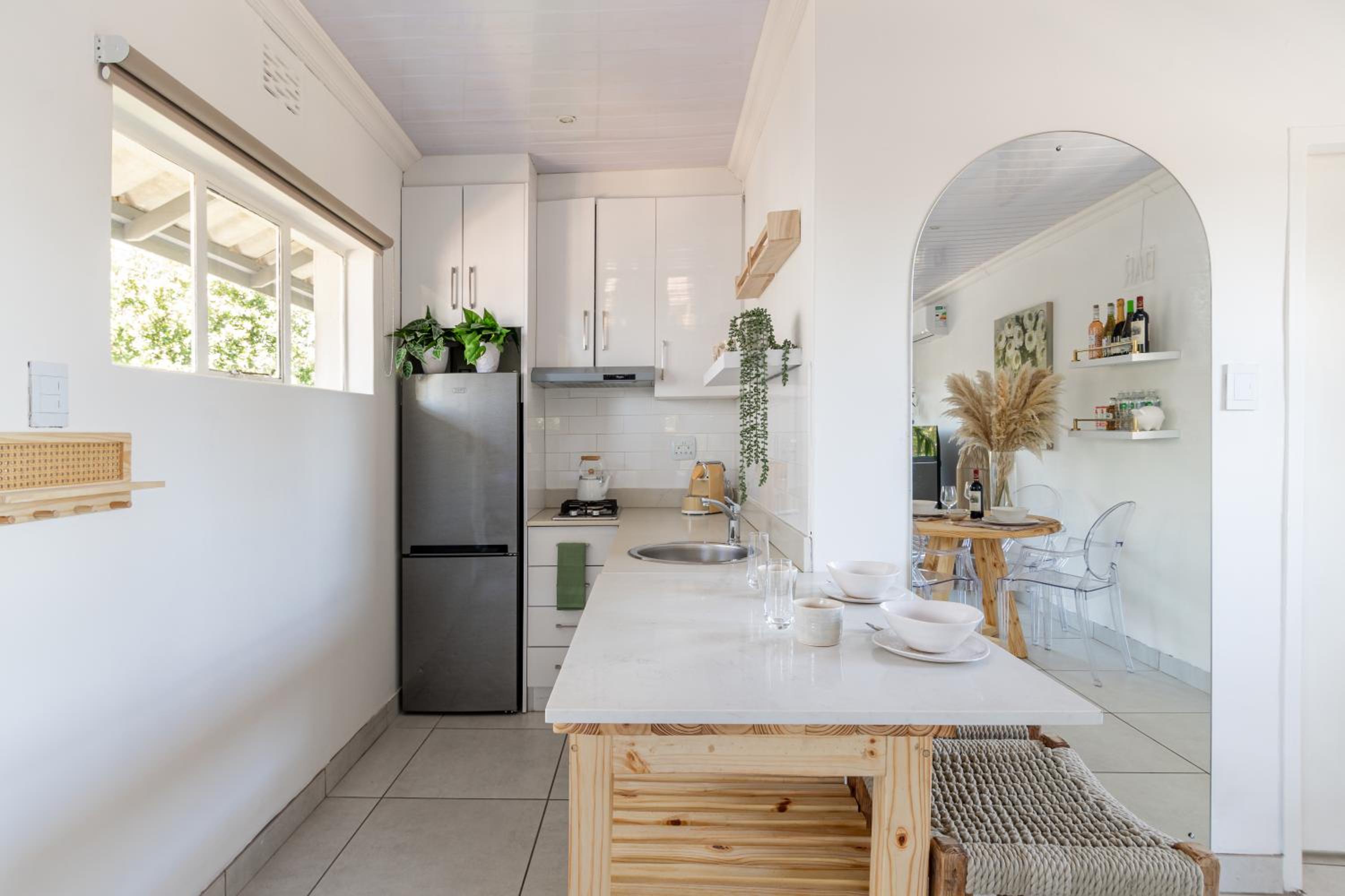 Stylish Spacious Studio Apartment Opposite Green Point Park view 3