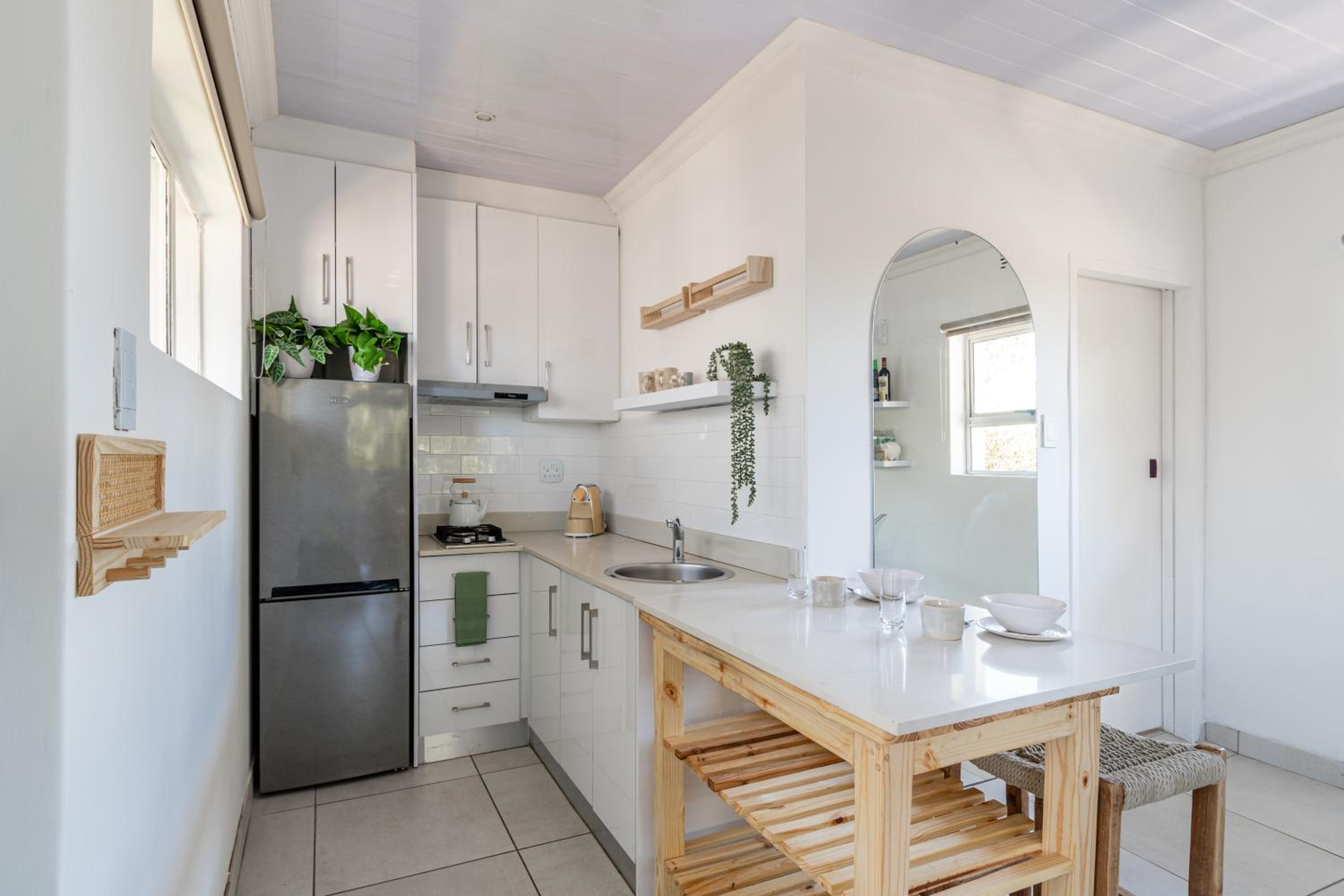 Stylish Spacious Studio Apartment Opposite Green Point Park view 4