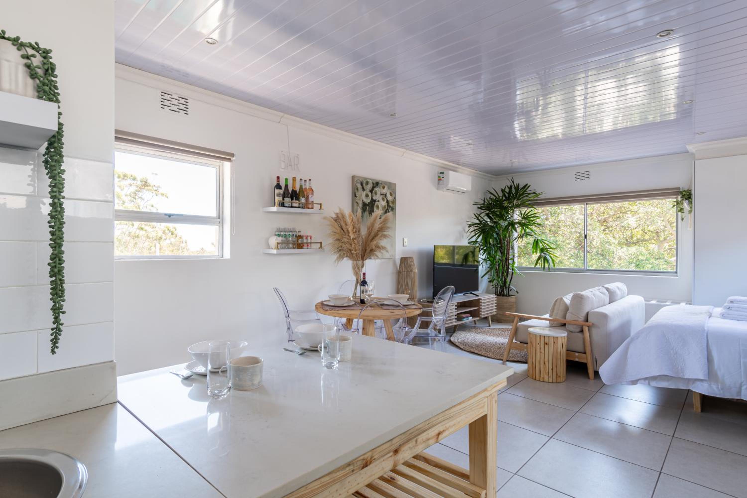 Stylish Spacious Studio Apartment Opposite Green Point Park view 5