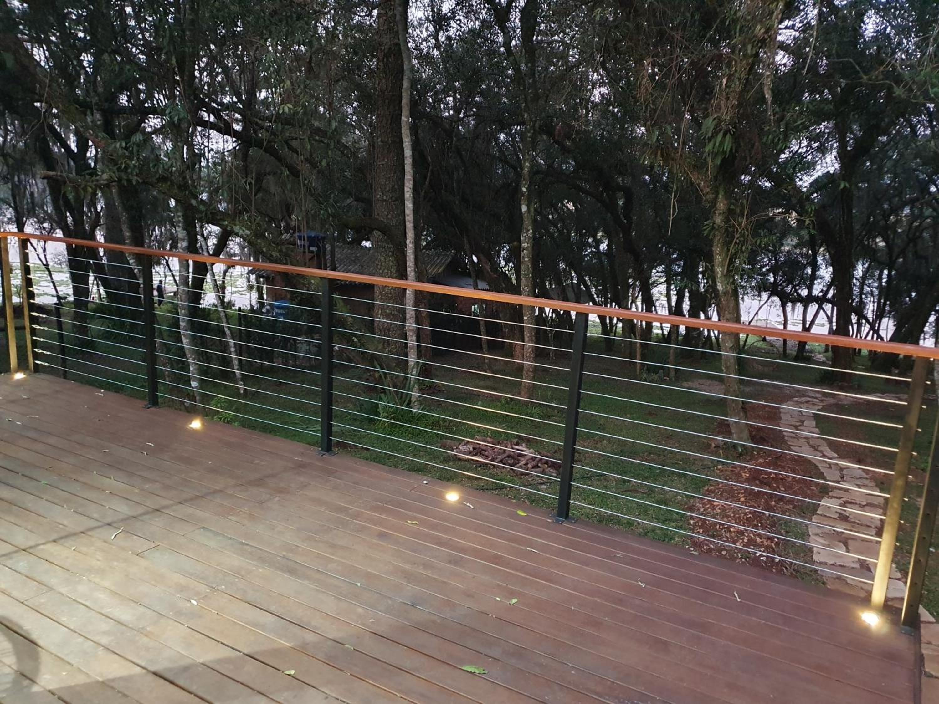 Quiosque de frente para um lago