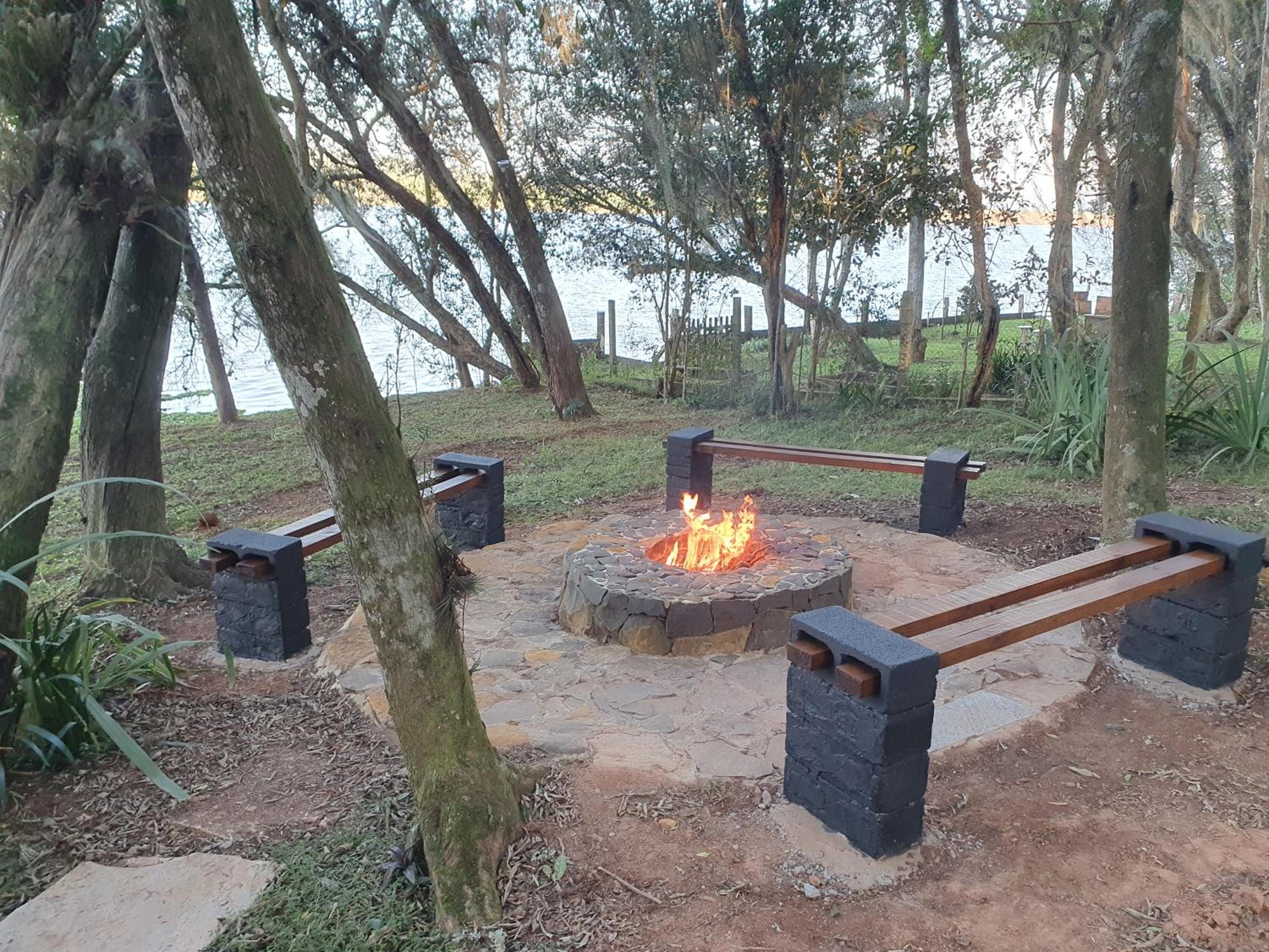 Quiosque de frente para um lago