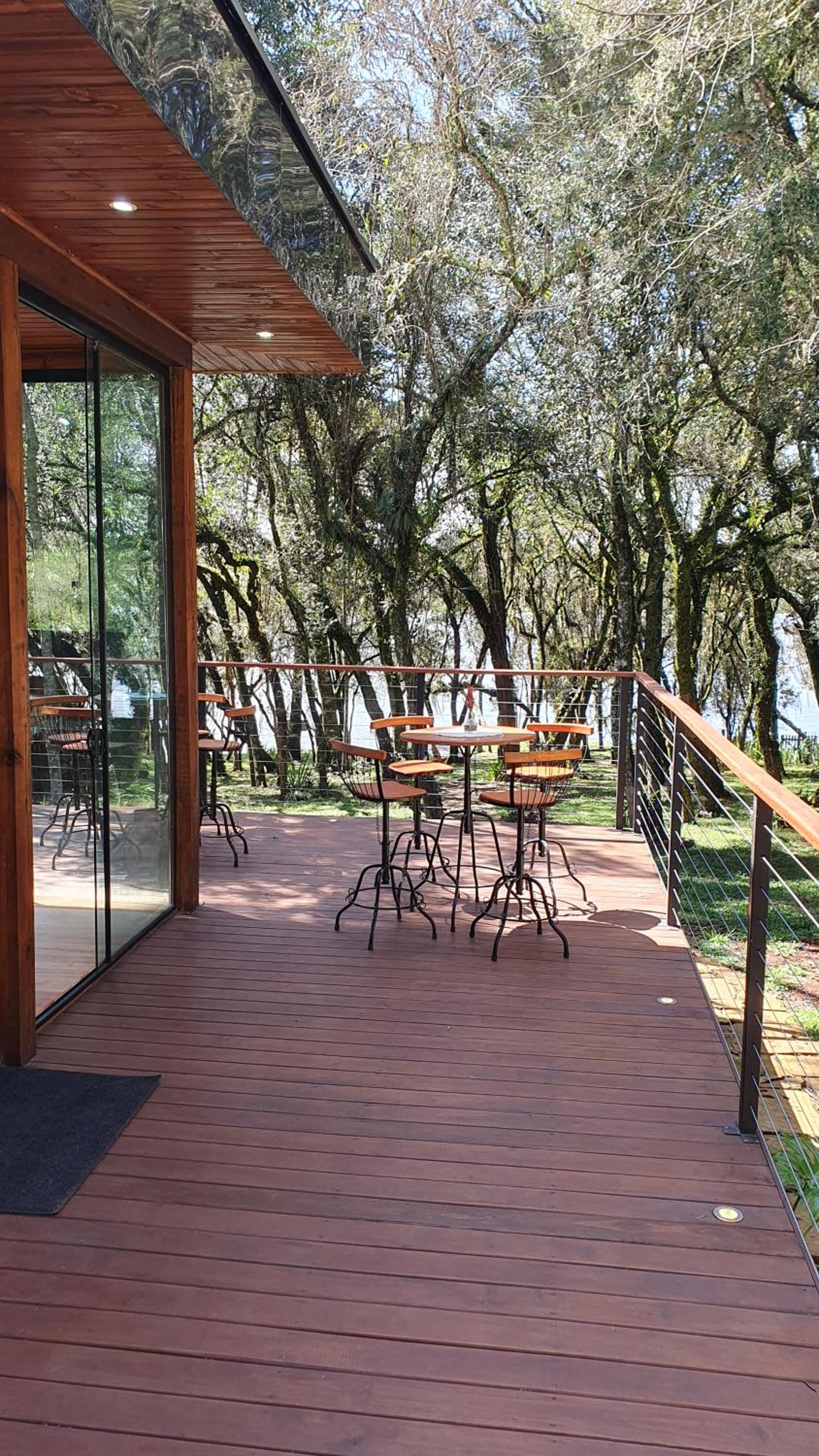 Quiosque de frente para um lago