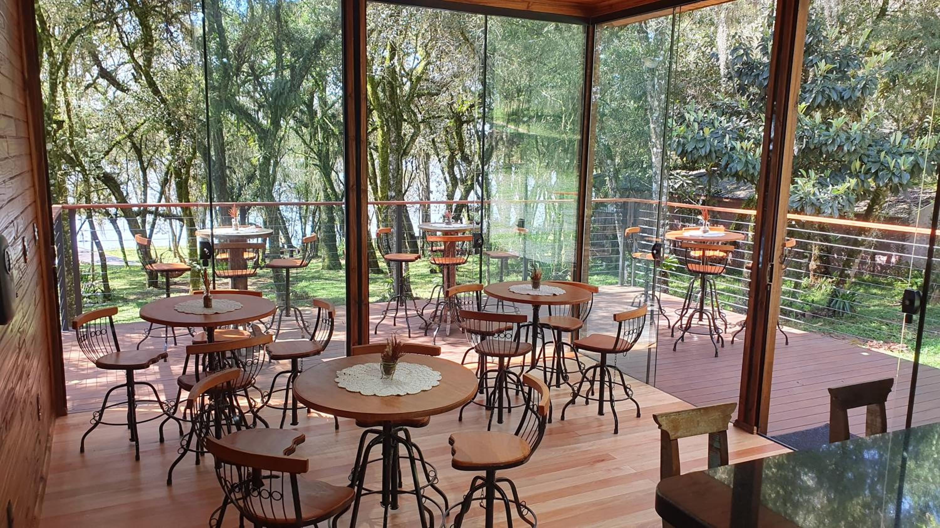 Quiosque de frente para um lago