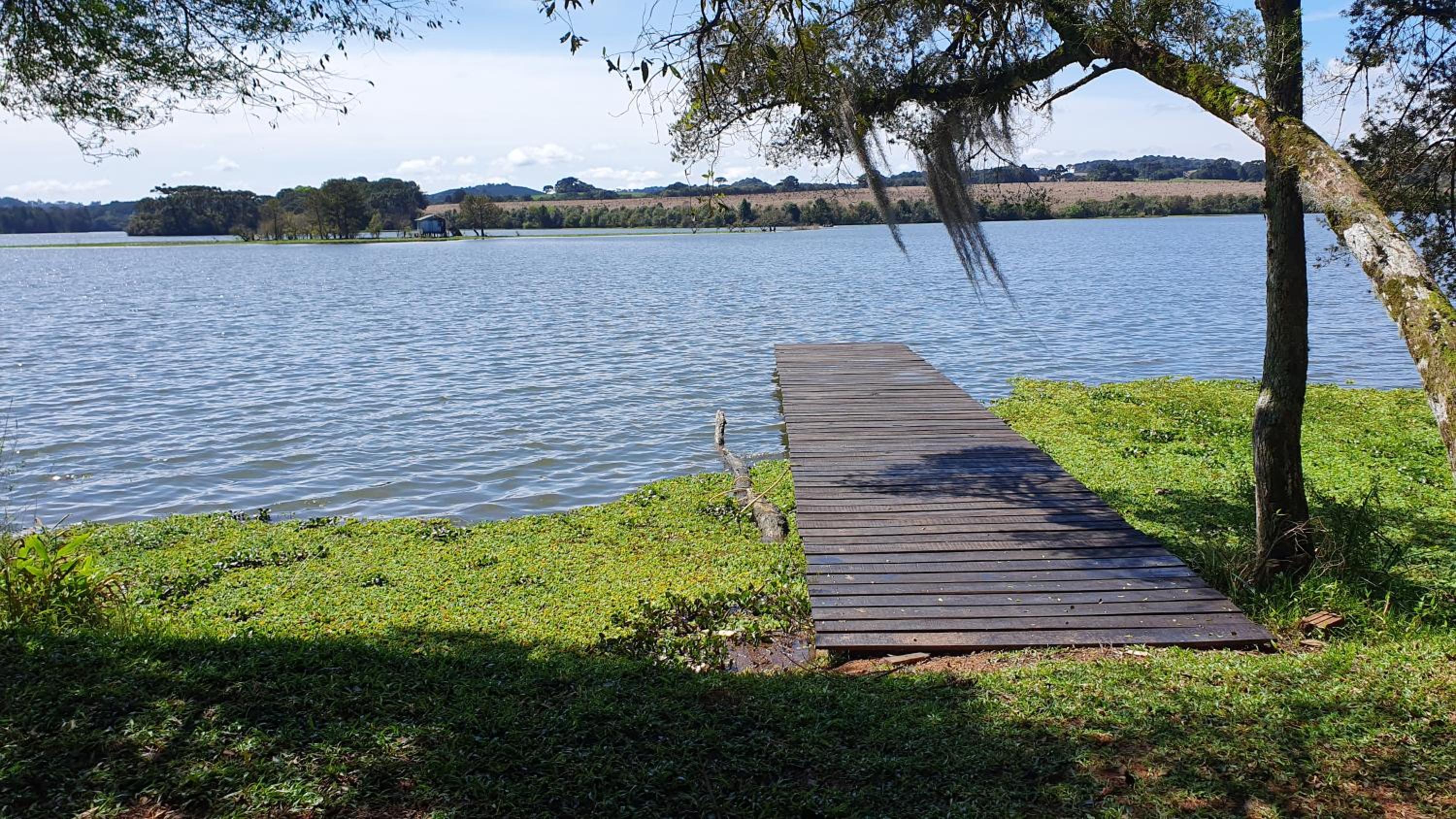 Quiosque de frente para um lago