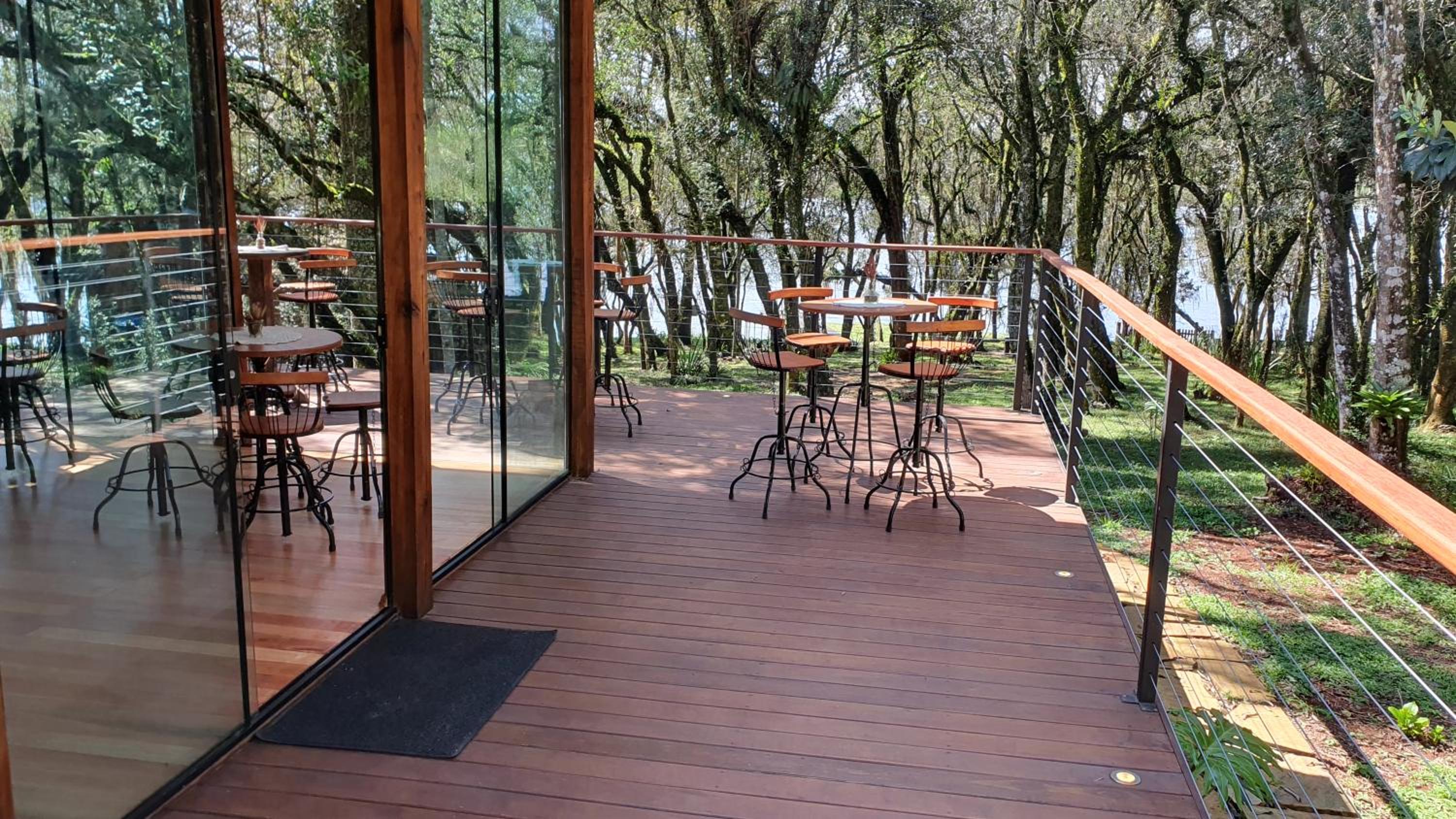Quiosque de frente para um lago
