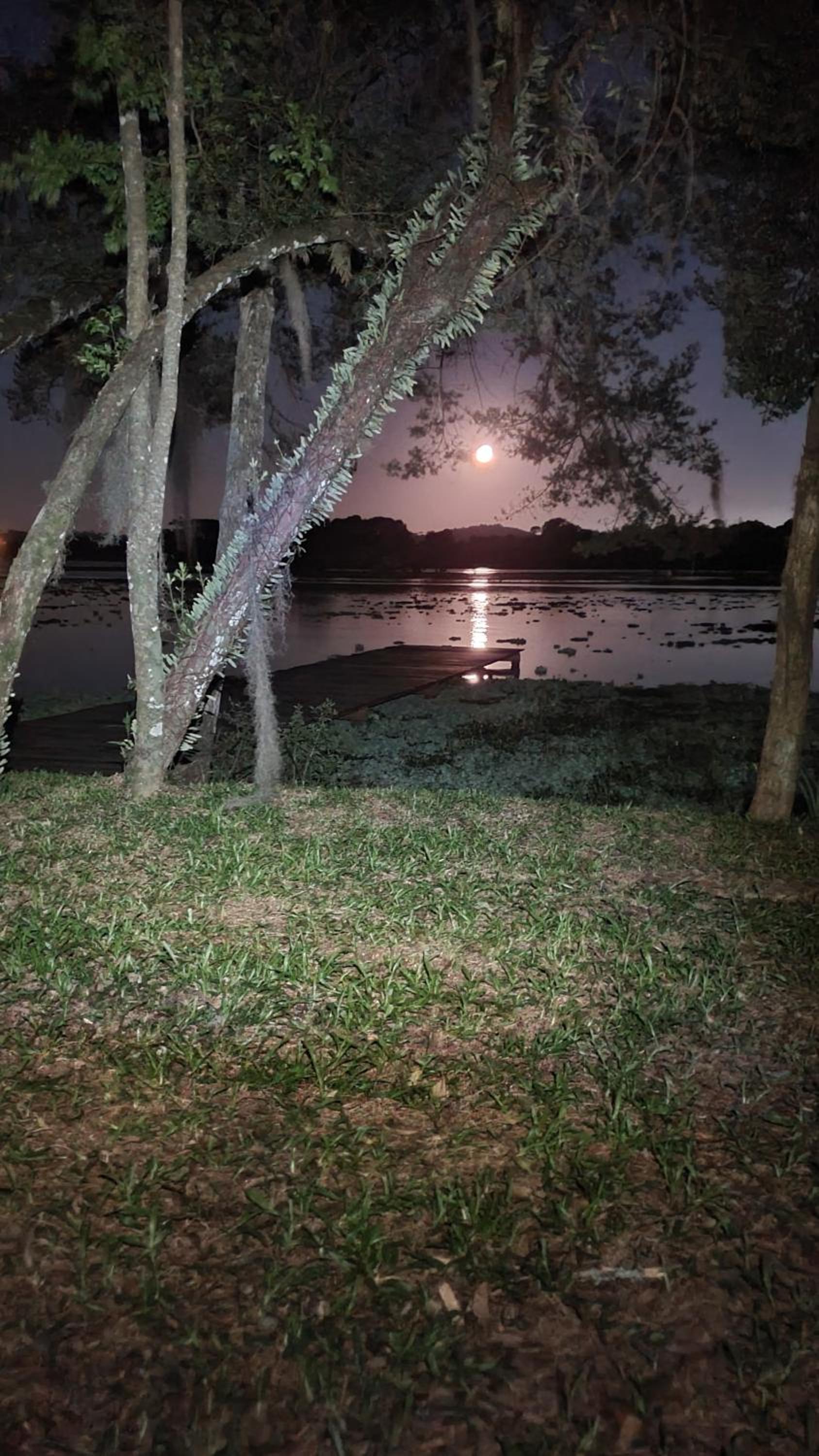 Quiosque de frente para um lago