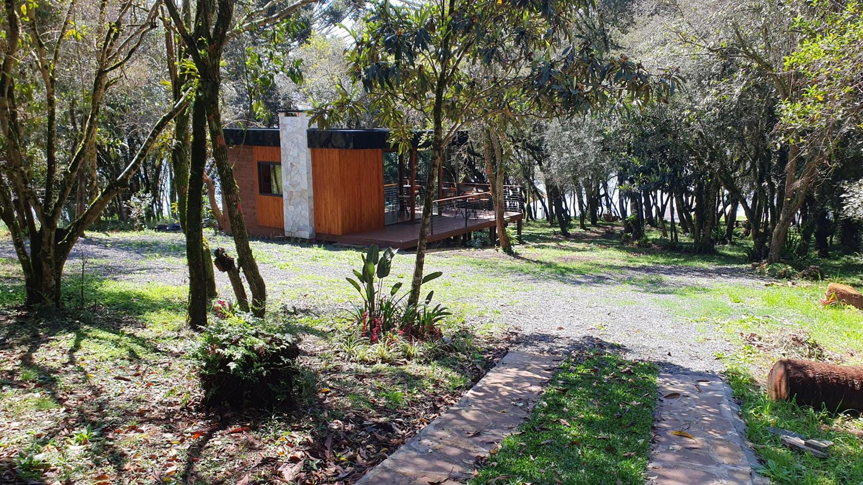 Quiosque de frente para um lago