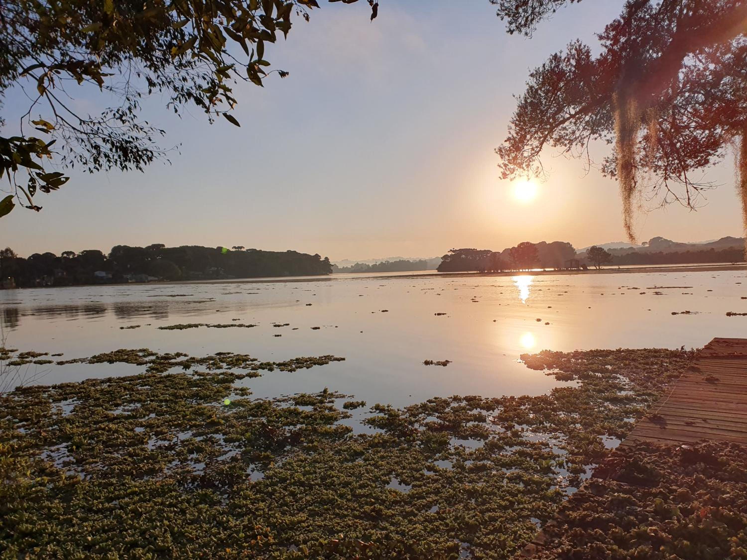 Quiosque de frente para um lago