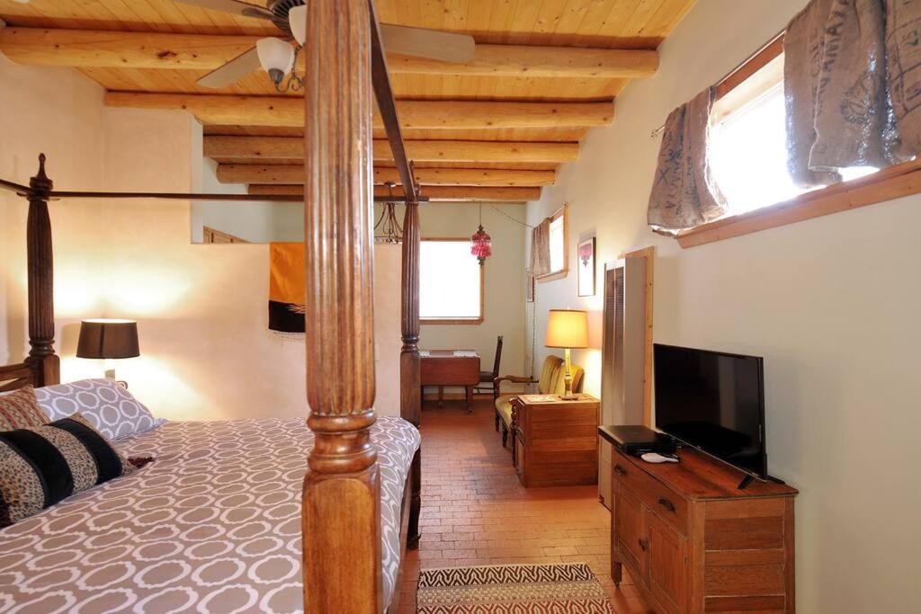 Casita Bee, private Retreat in Santa Fe view 3