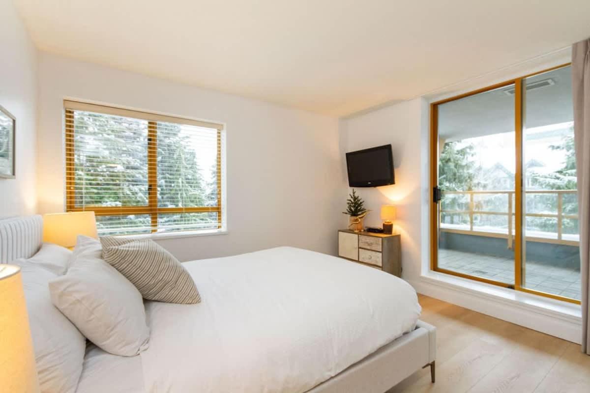 Renovated 2Bed-2Bath in Village with Pool, Hot Tub, and Sauna
