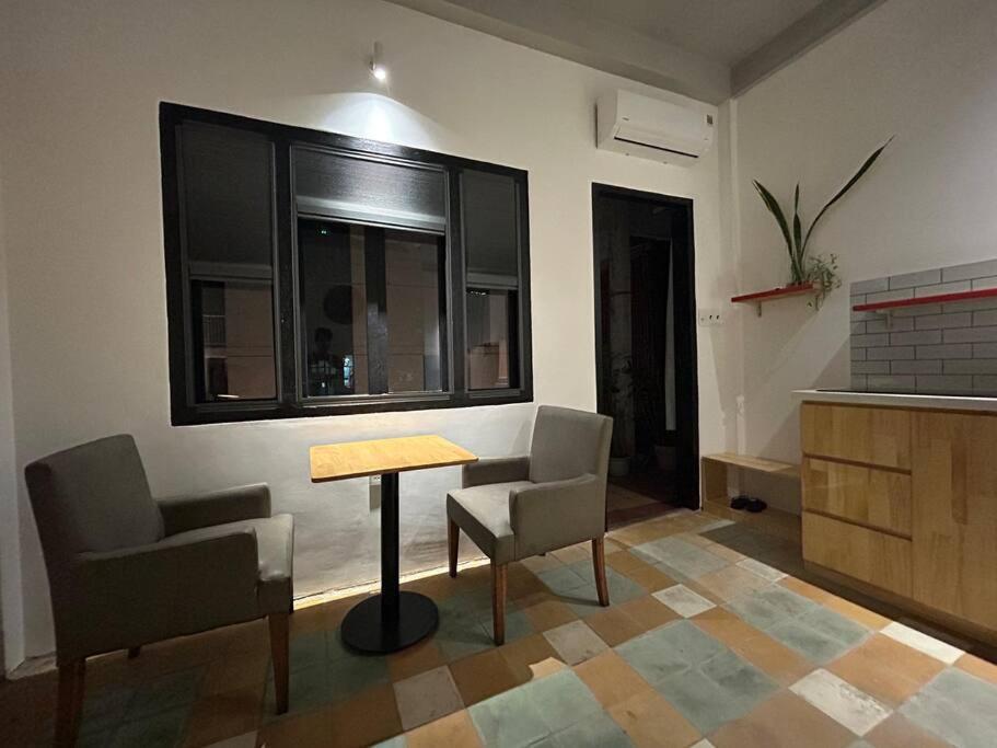 Chum Charming Studio, Near Reunification Palace