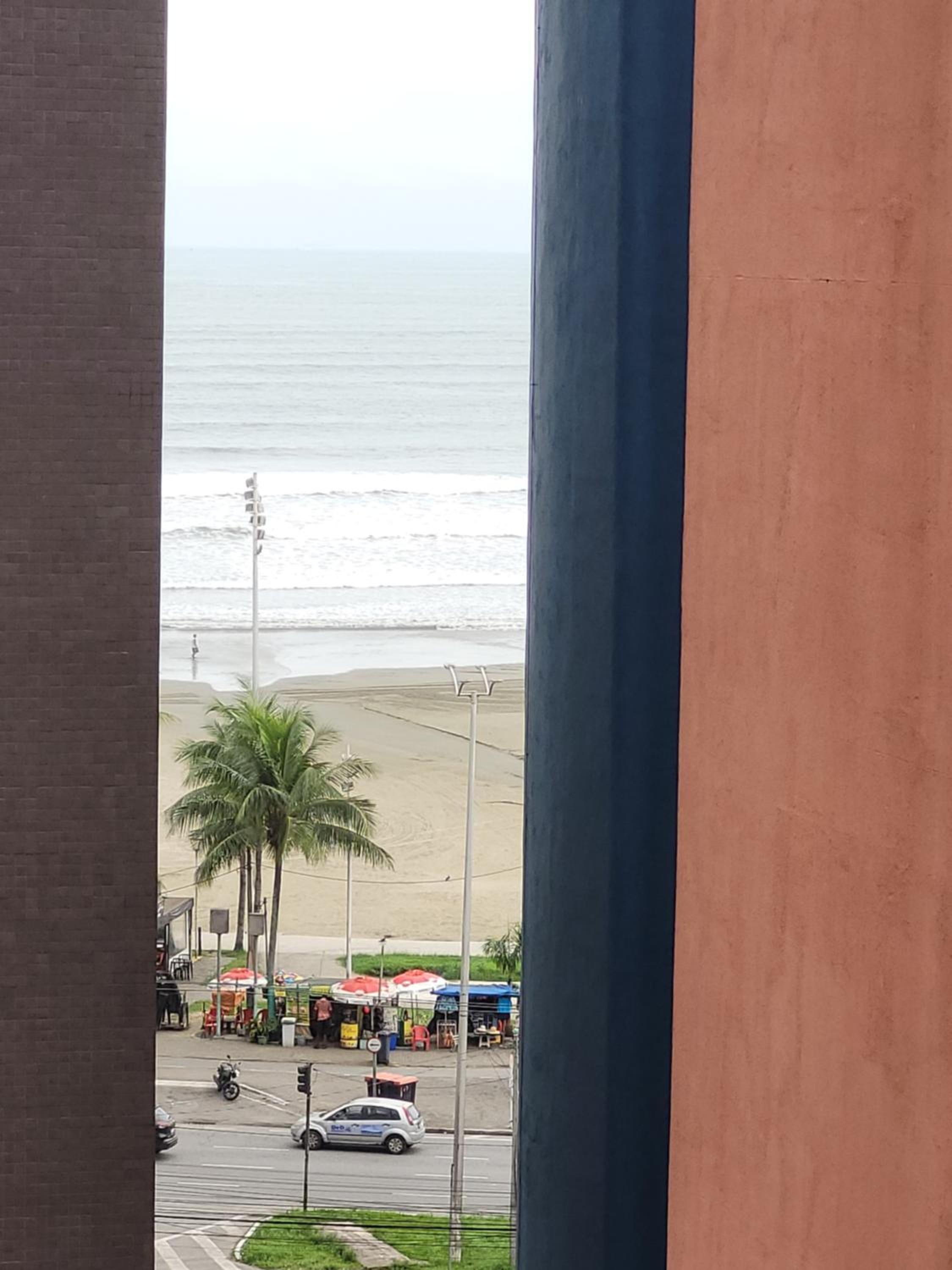 Apê 50 metros da praia com wifi e garagem