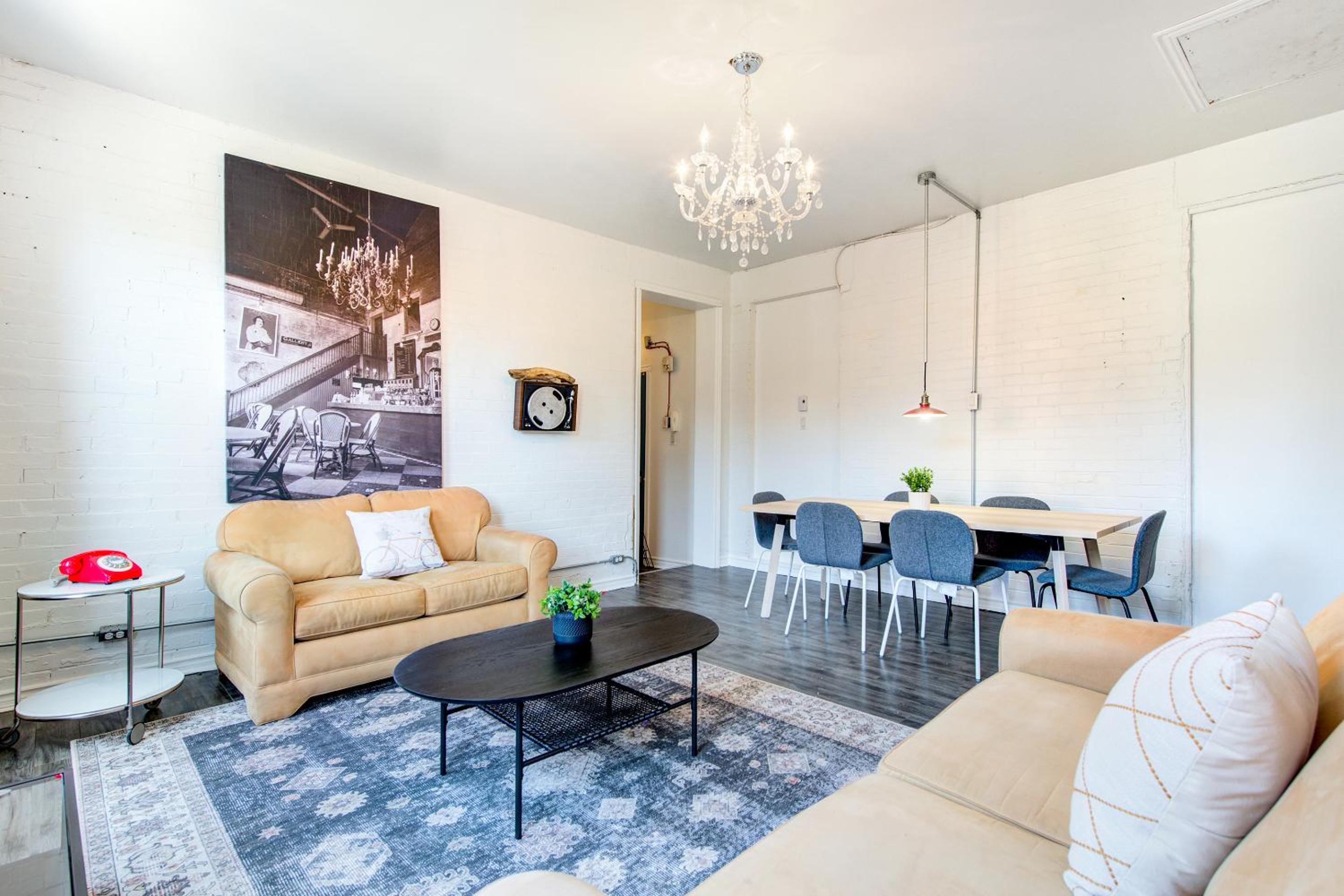 Chez Mont Royal Apartments!