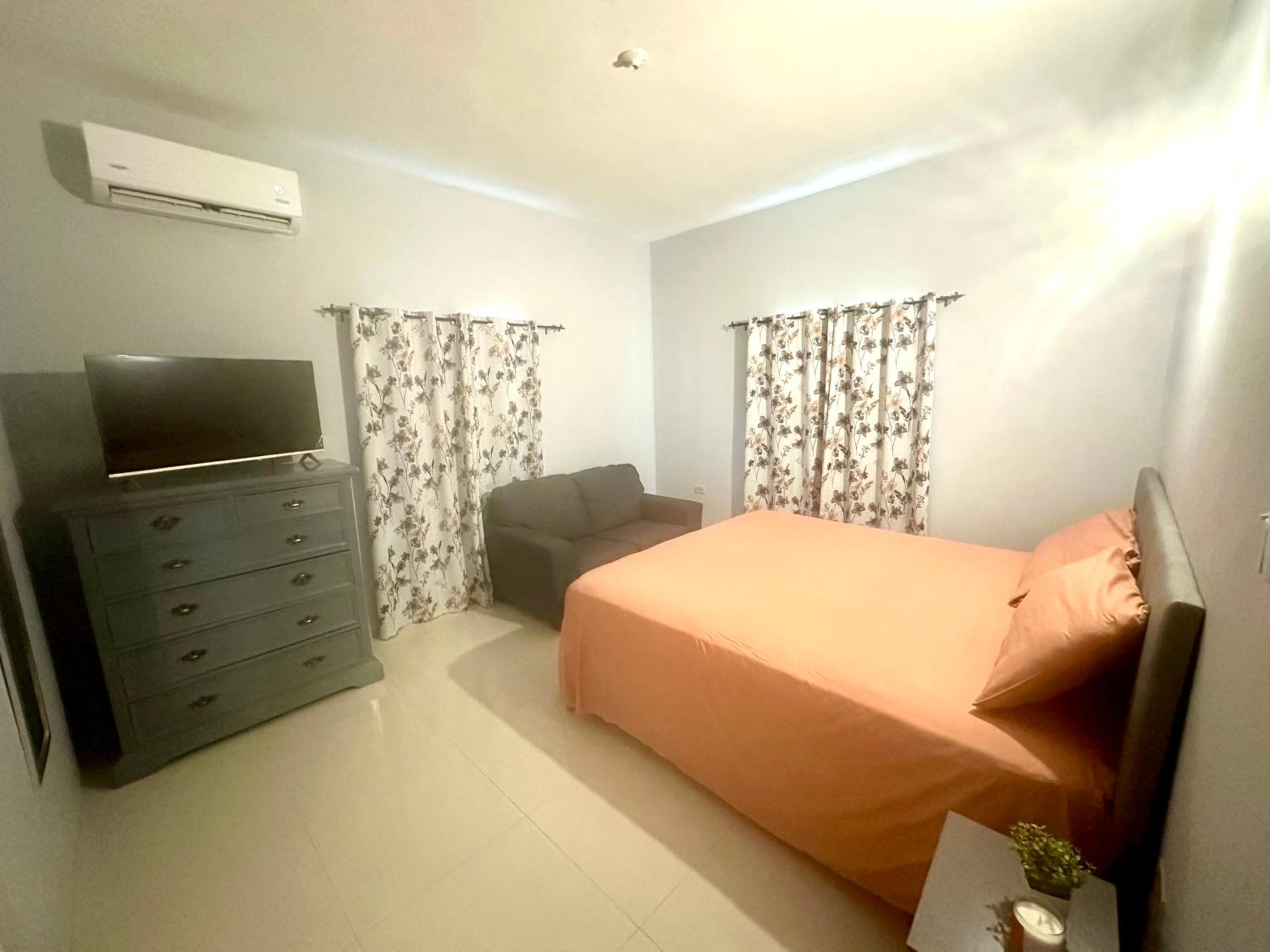 2 Love Birds Abode 3 Minutes to Beach view 5