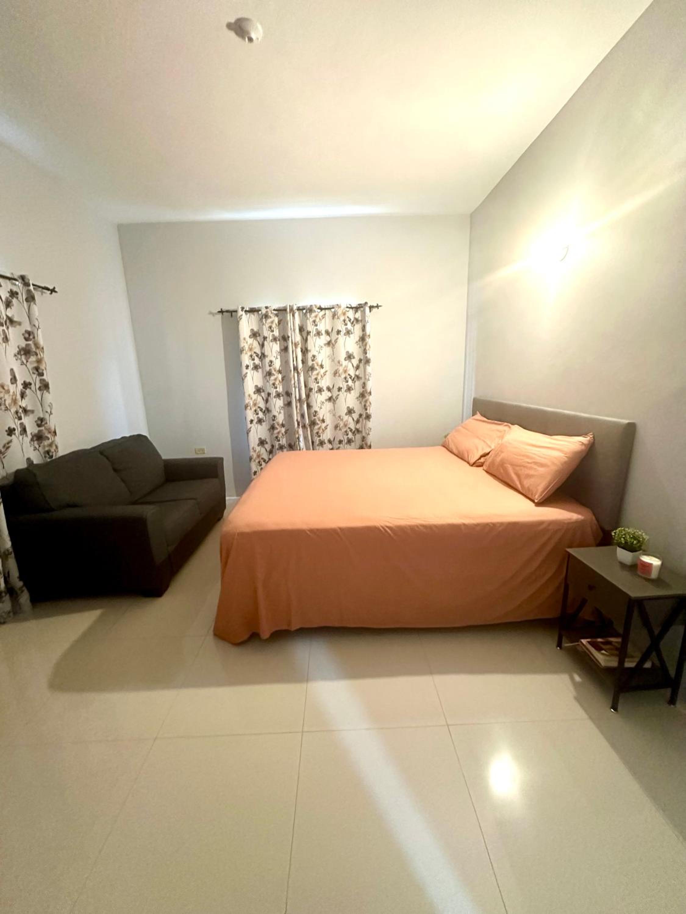 2 Love Birds Abode 3 Minutes to Beach view 4