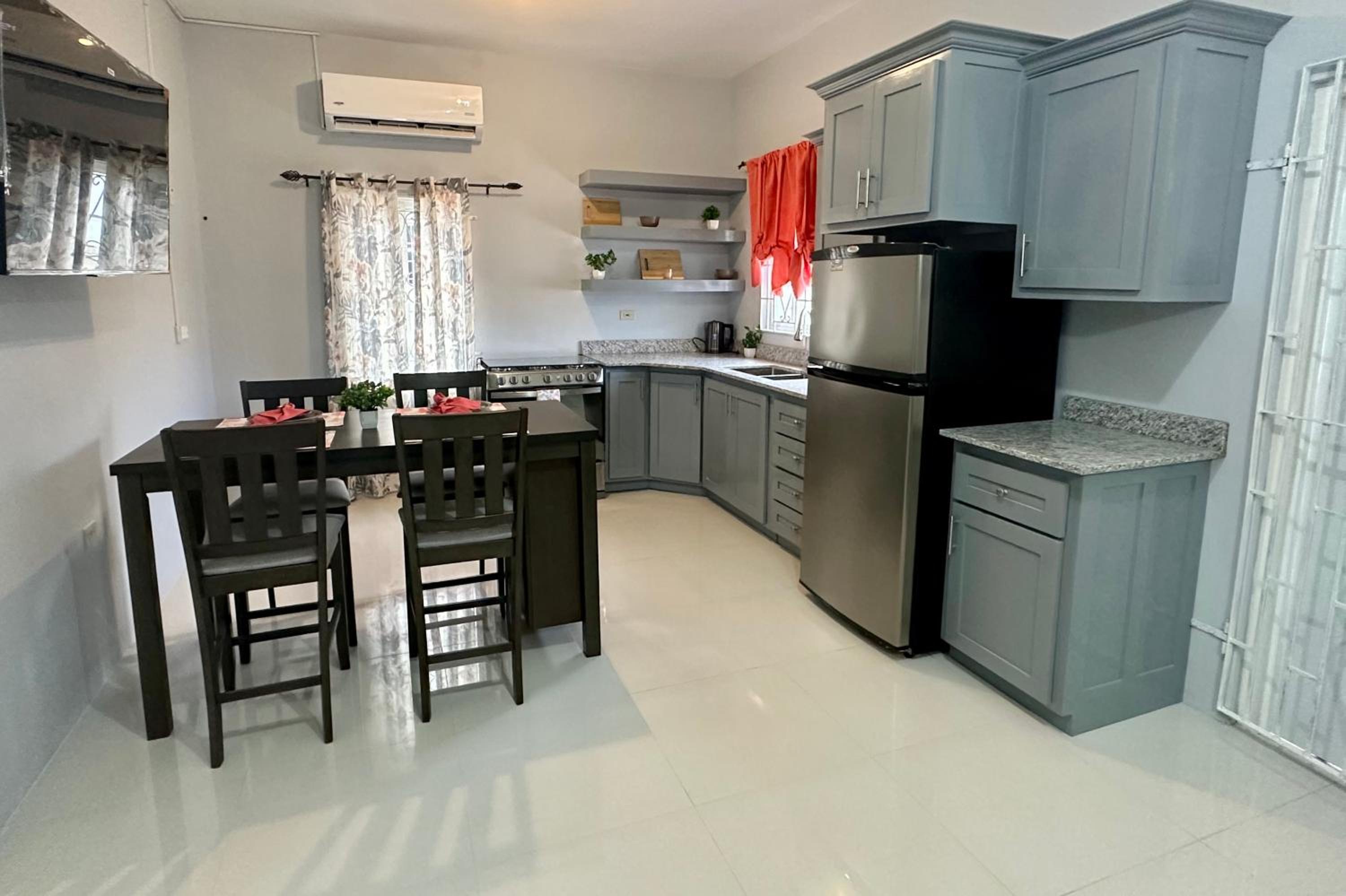 Hotel 2 Love Birds Abode 3 Minutes to Beach - Image 1