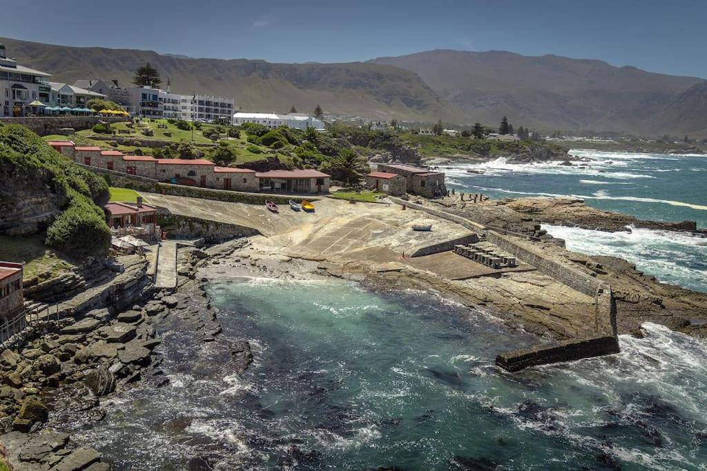 Marine Court 5 by BACK IN TOWN - 2Bedroom Ocean-facing Apt in Hermanus Centre view 5
