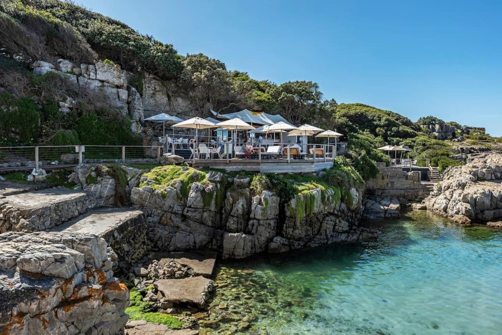 Marine Court 5 by BACK IN TOWN - 2Bedroom Ocean-facing Apt in Hermanus Centre view 4