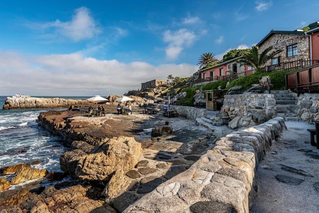 Marine Court 5 by BACK IN TOWN - 2Bedroom Ocean-facing Apt in Hermanus Centre view 3