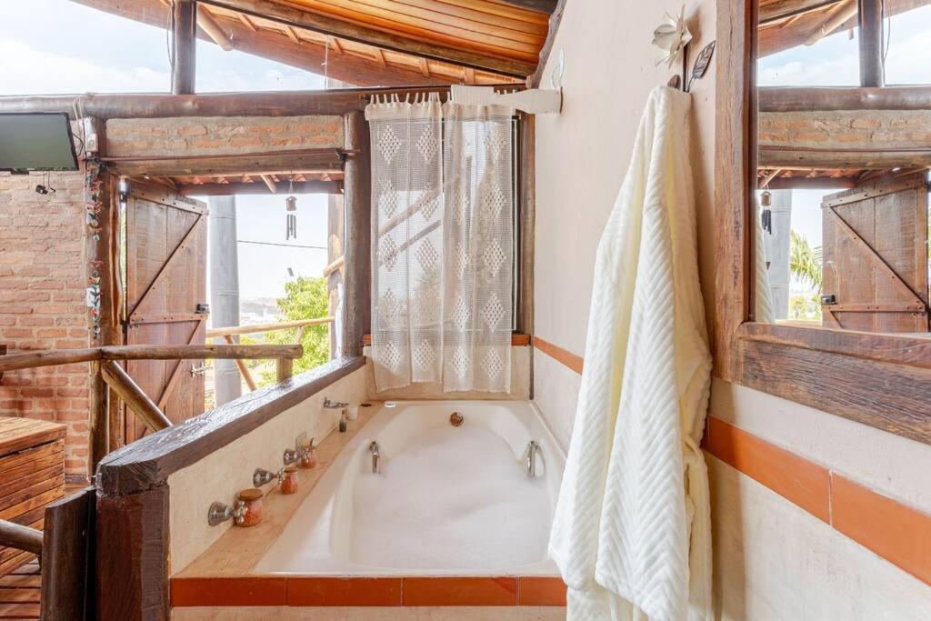 Casa de Hospedes Chalé Rustico com Banheira e Piscina Privativa a 1h de SP Espaço Totalmente Privativo