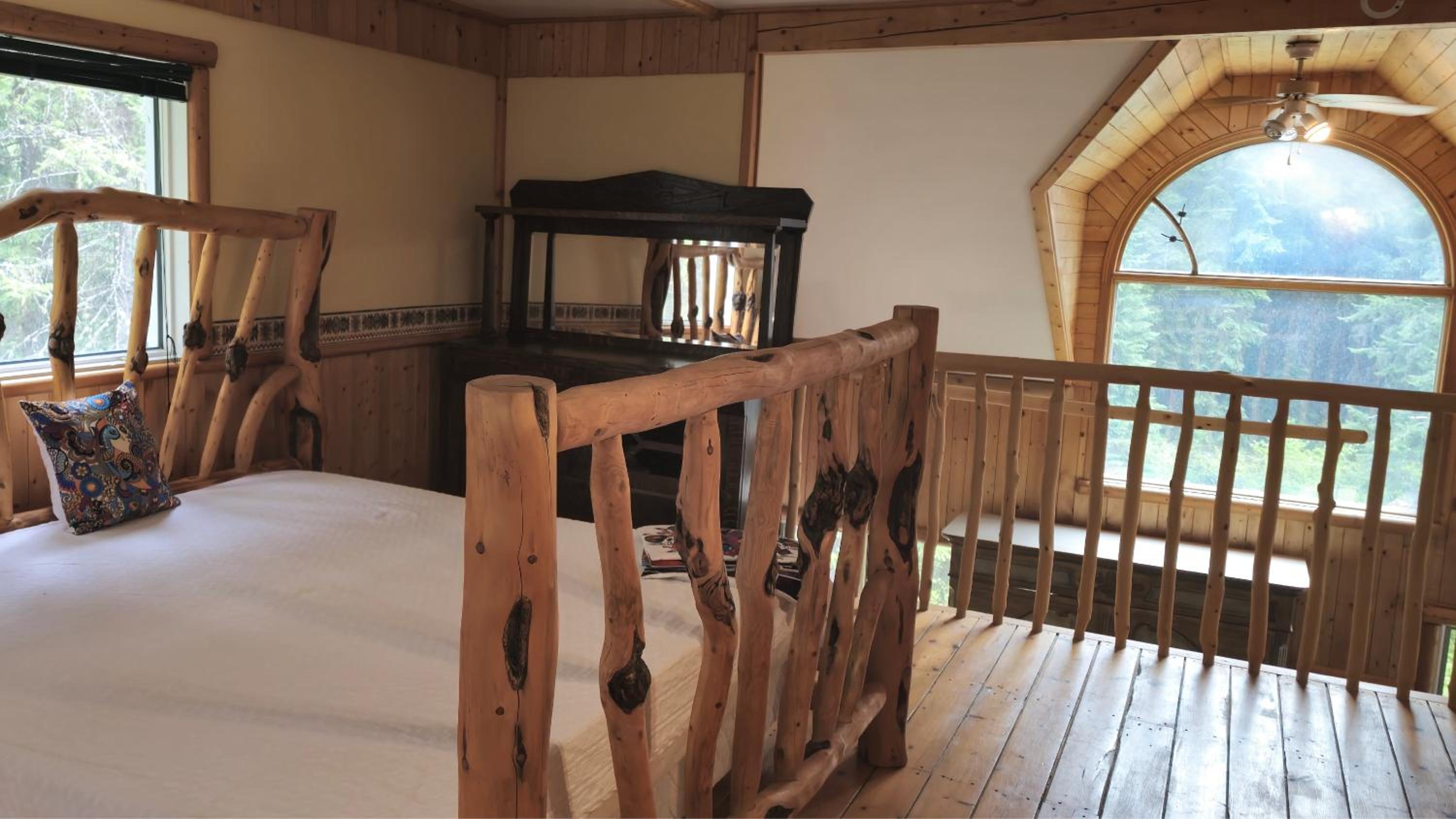 Rustic Executive Cabin at Beaverfoot