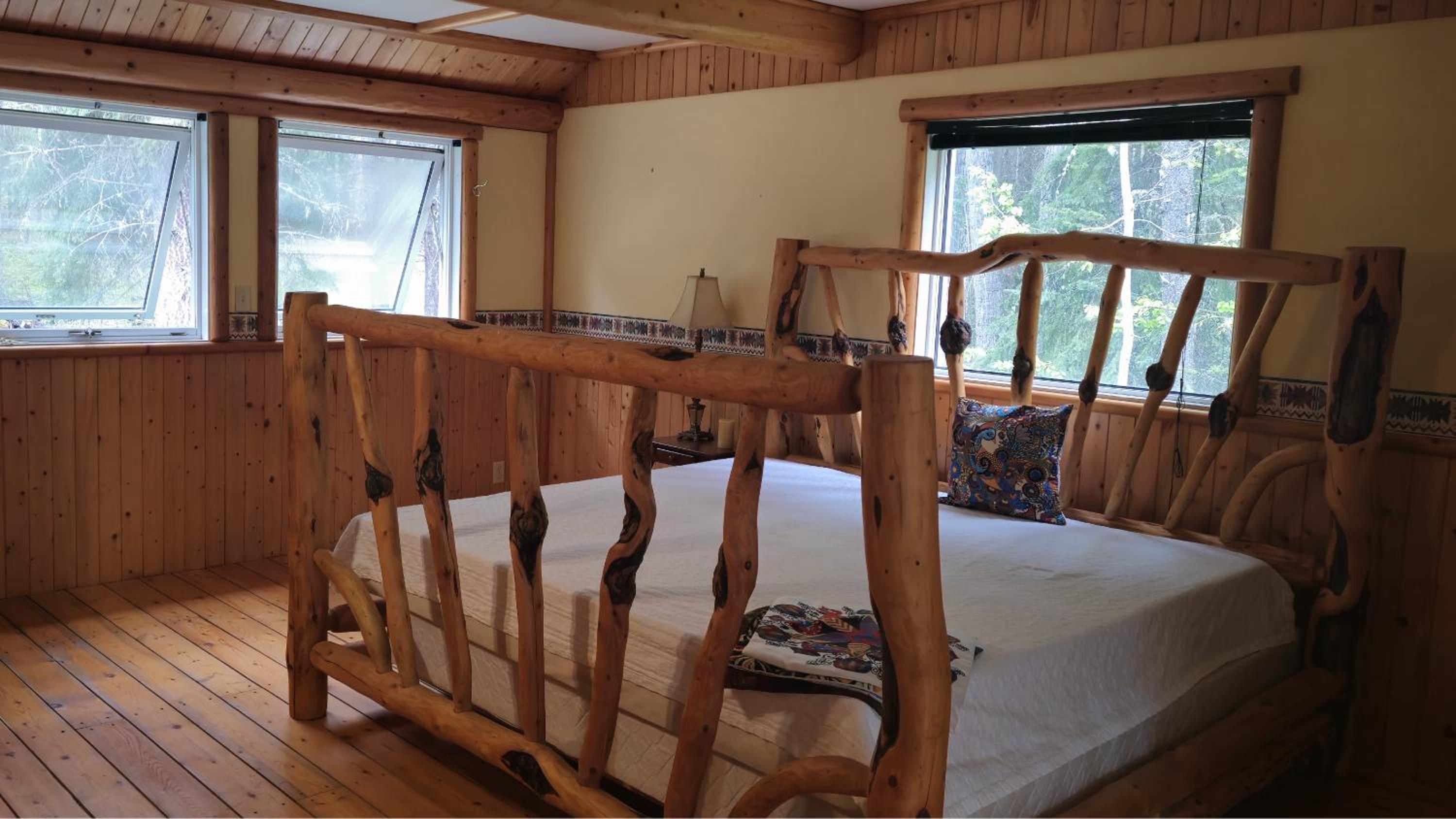 Rustic Executive Cabin at Beaverfoot
