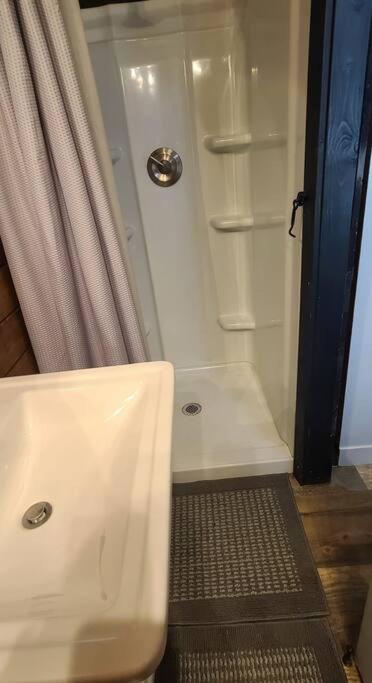 Delightful 1 Bedroom Company Bunk House