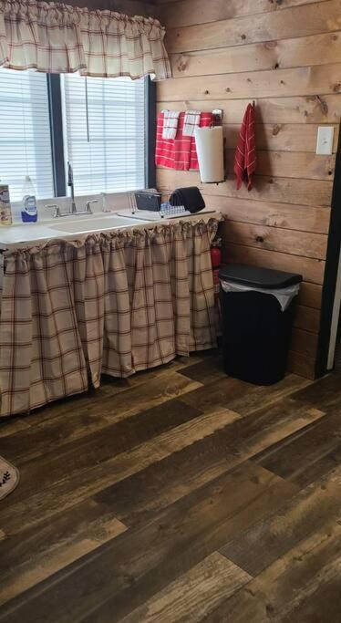 Delightful 1 Bedroom Company Bunk House