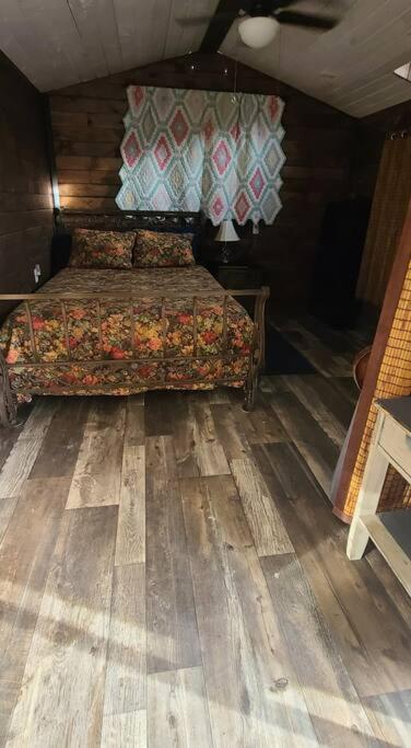 Delightful 1 Bedroom Company Bunk House
