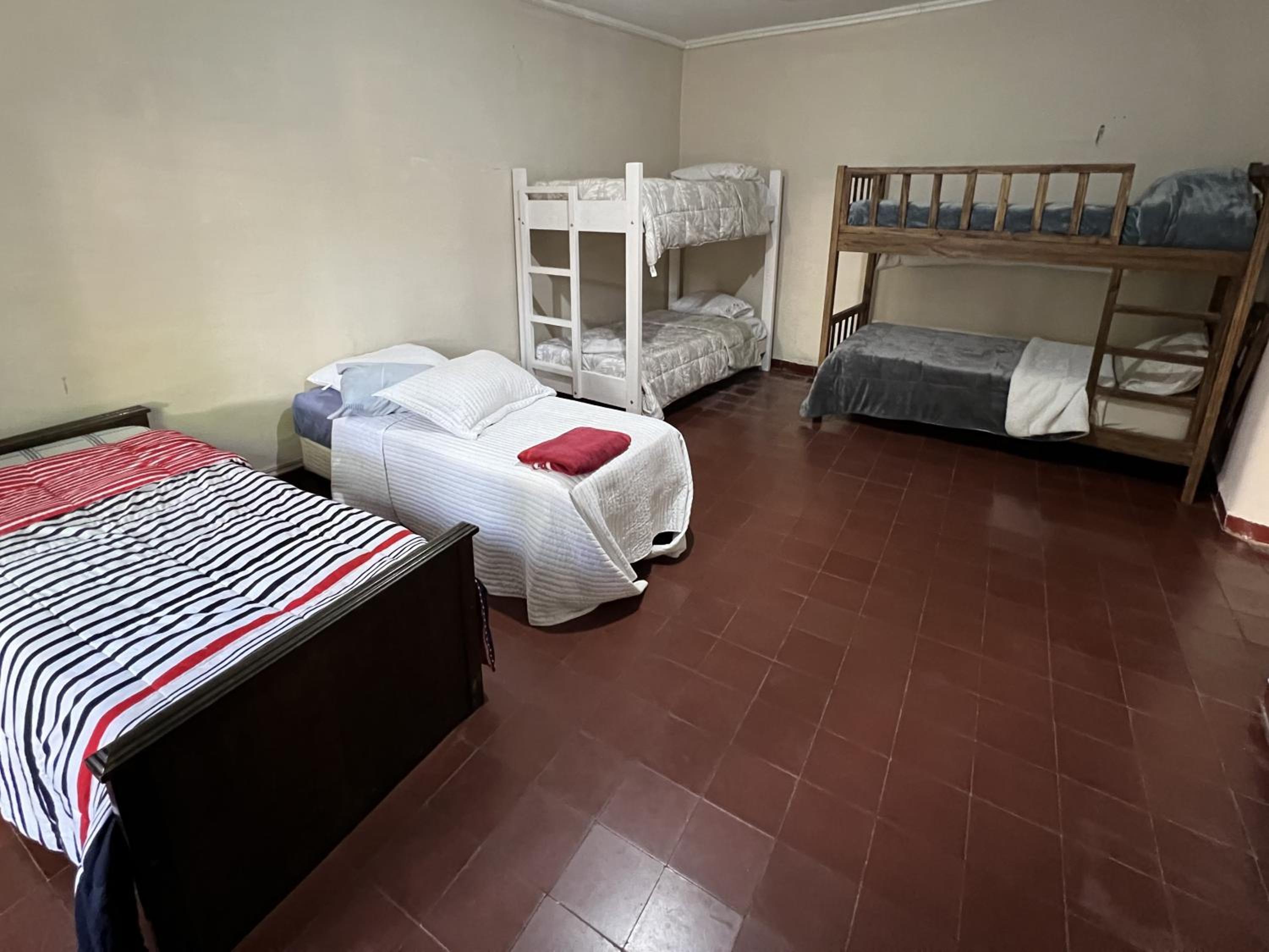 Amplia casa, 3 habitaciones, pileta y mas
