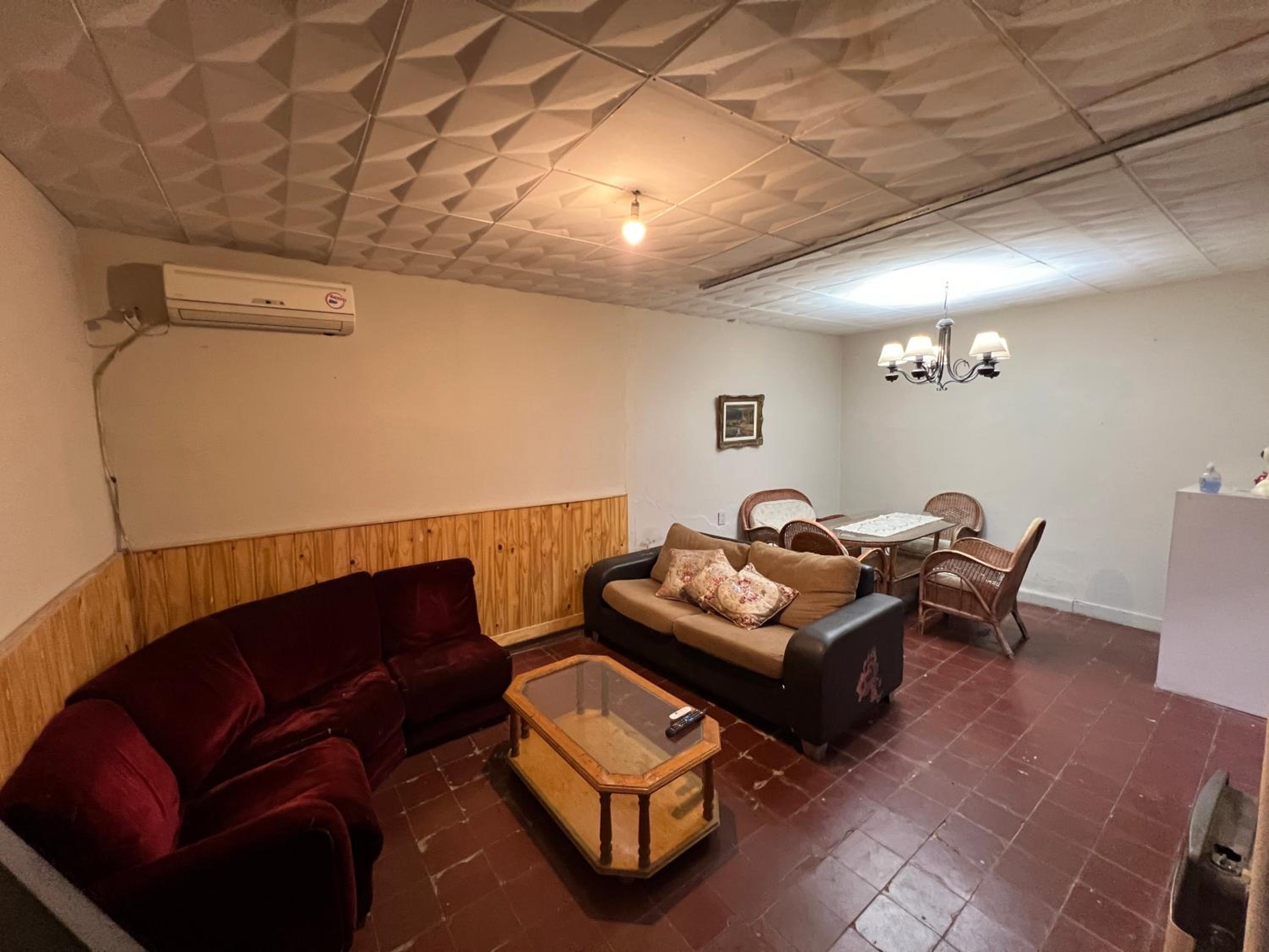 Amplia casa, 3 habitaciones, pileta y mas