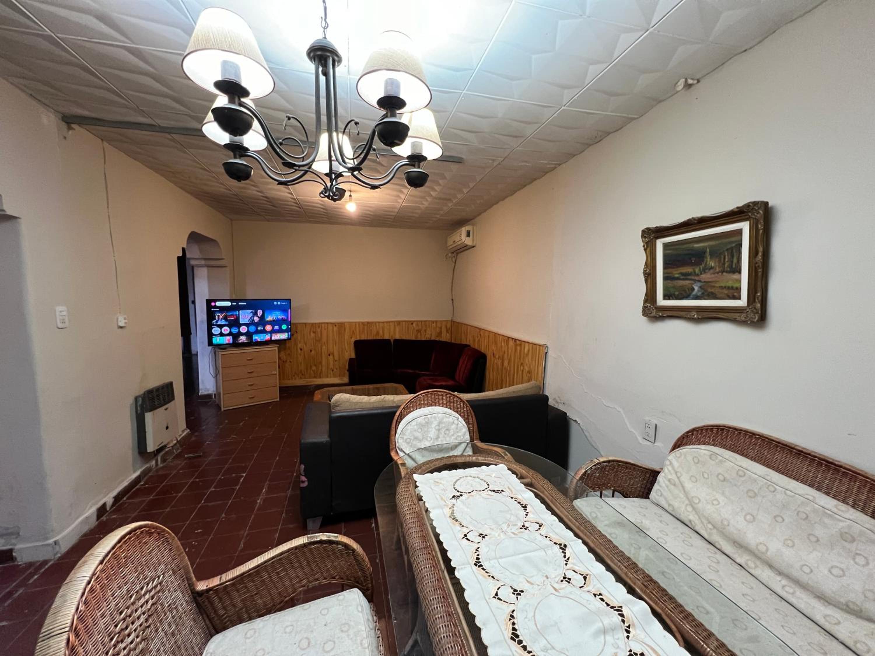 Amplia casa, 3 habitaciones, pileta y mas