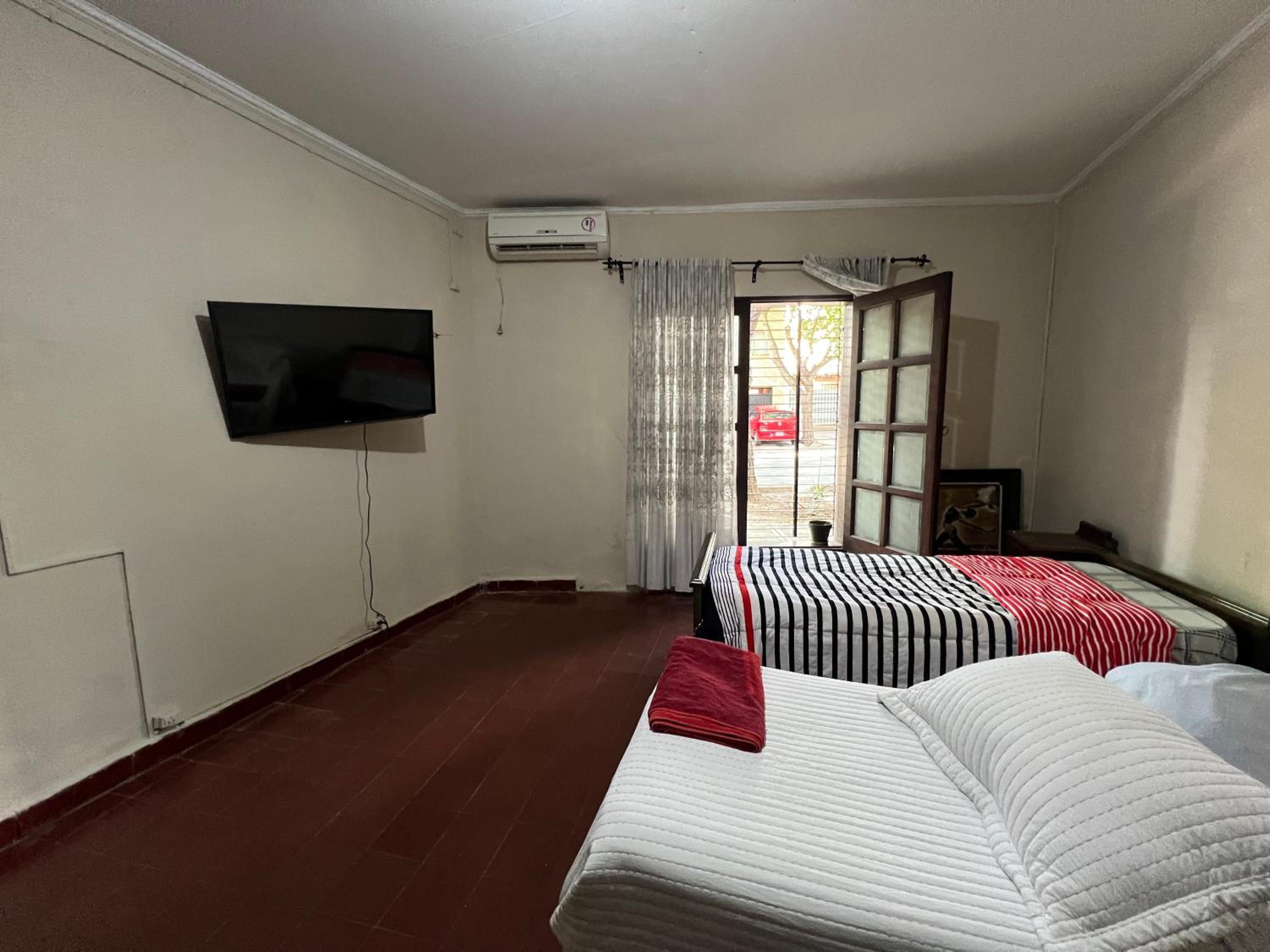 Amplia casa, 3 habitaciones, pileta y mas