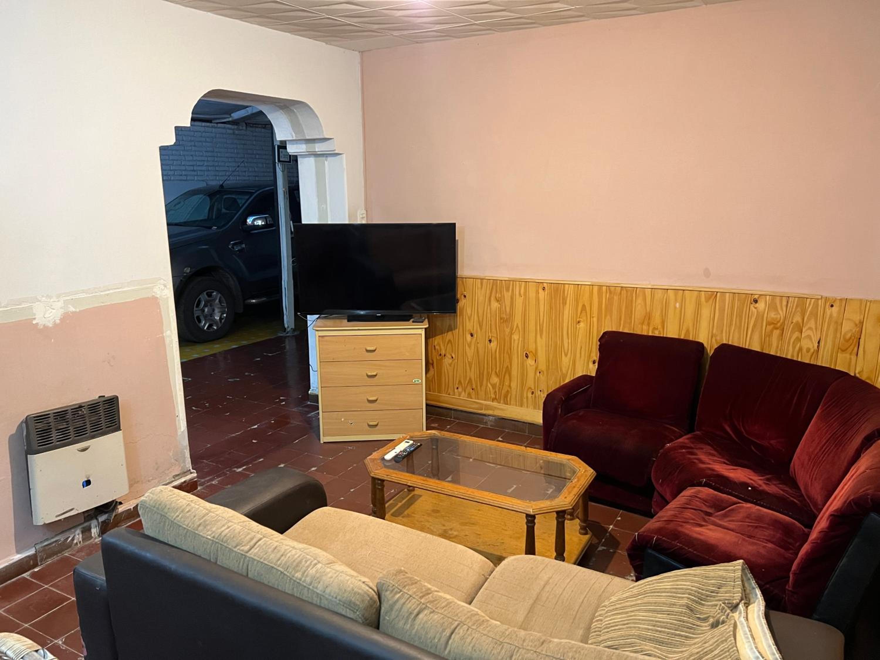 Amplia casa, 3 habitaciones, pileta y mas