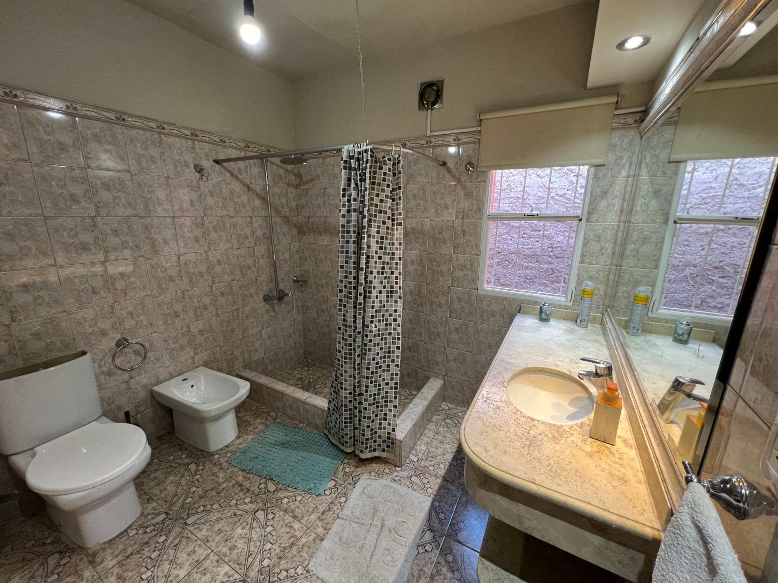Amplia casa, 3 habitaciones, pileta y mas