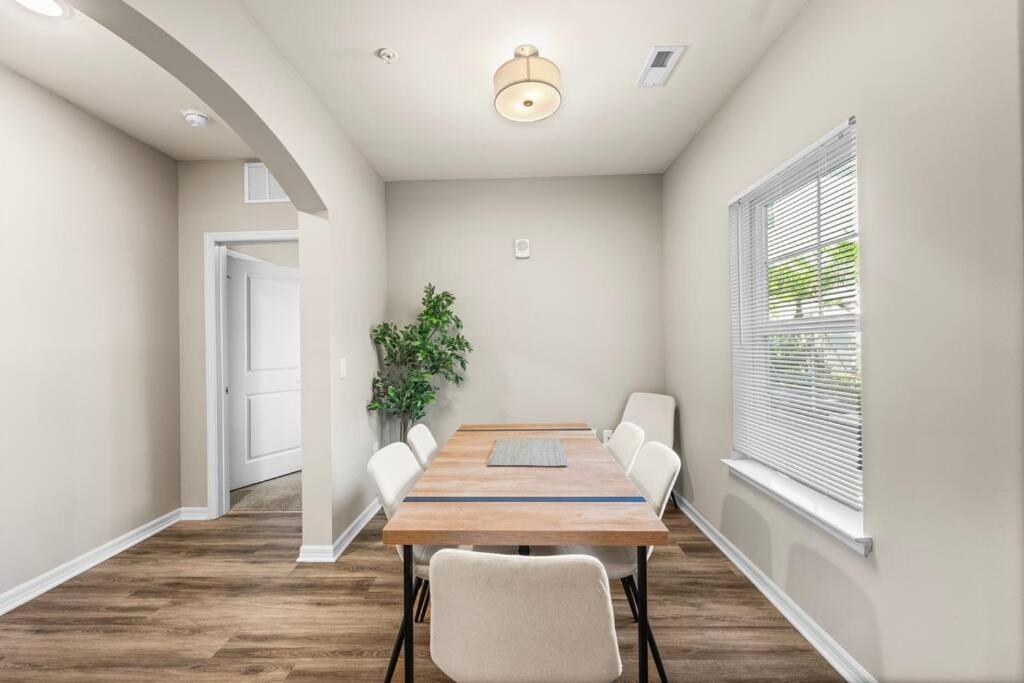 Gorgeous 2 Bedroom Condo in Prime Melbourne Close to Beaches view 5