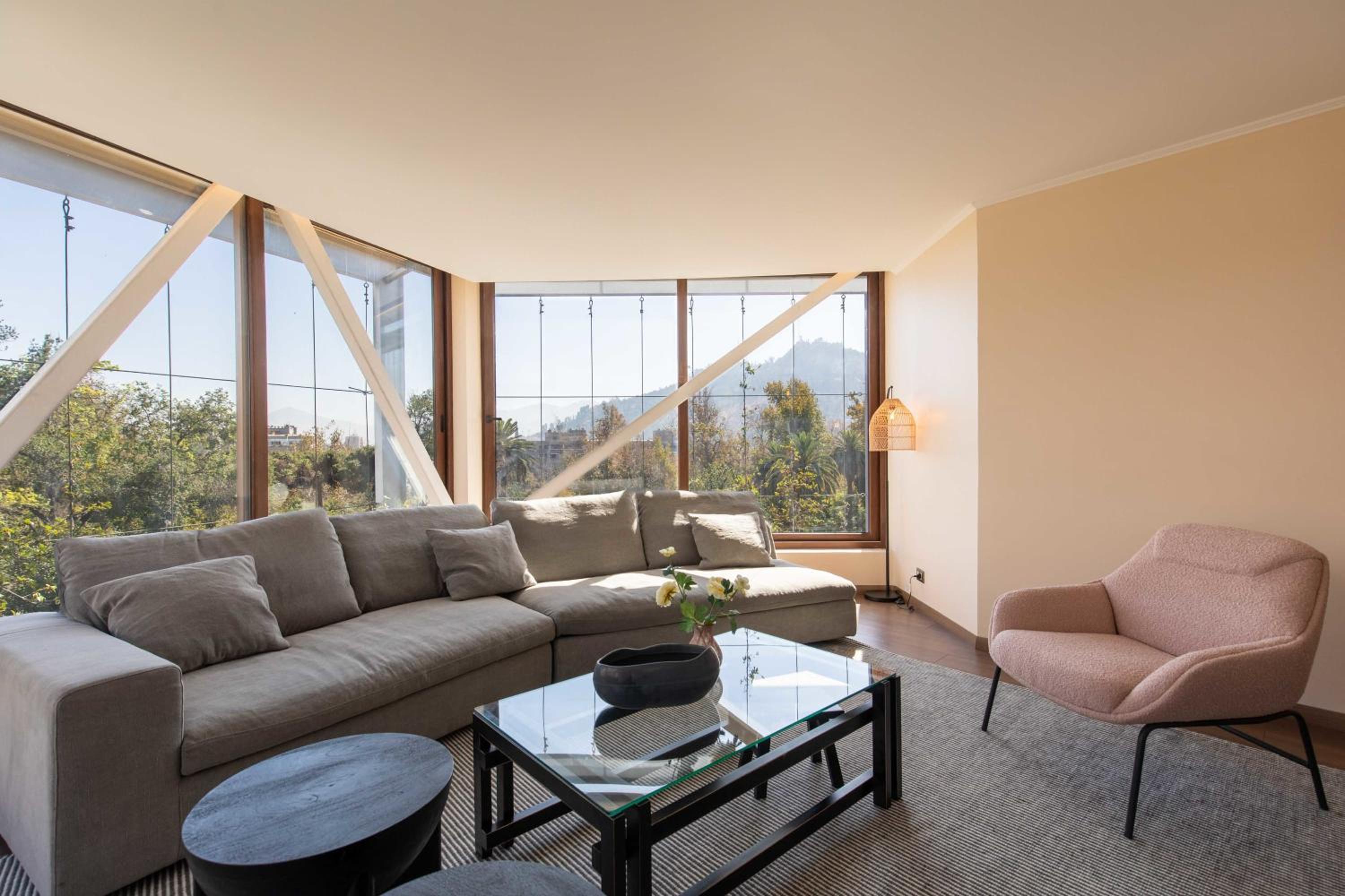 HOM I Amplio y Lujoso Depto 4PAX 2D2B En Santiago