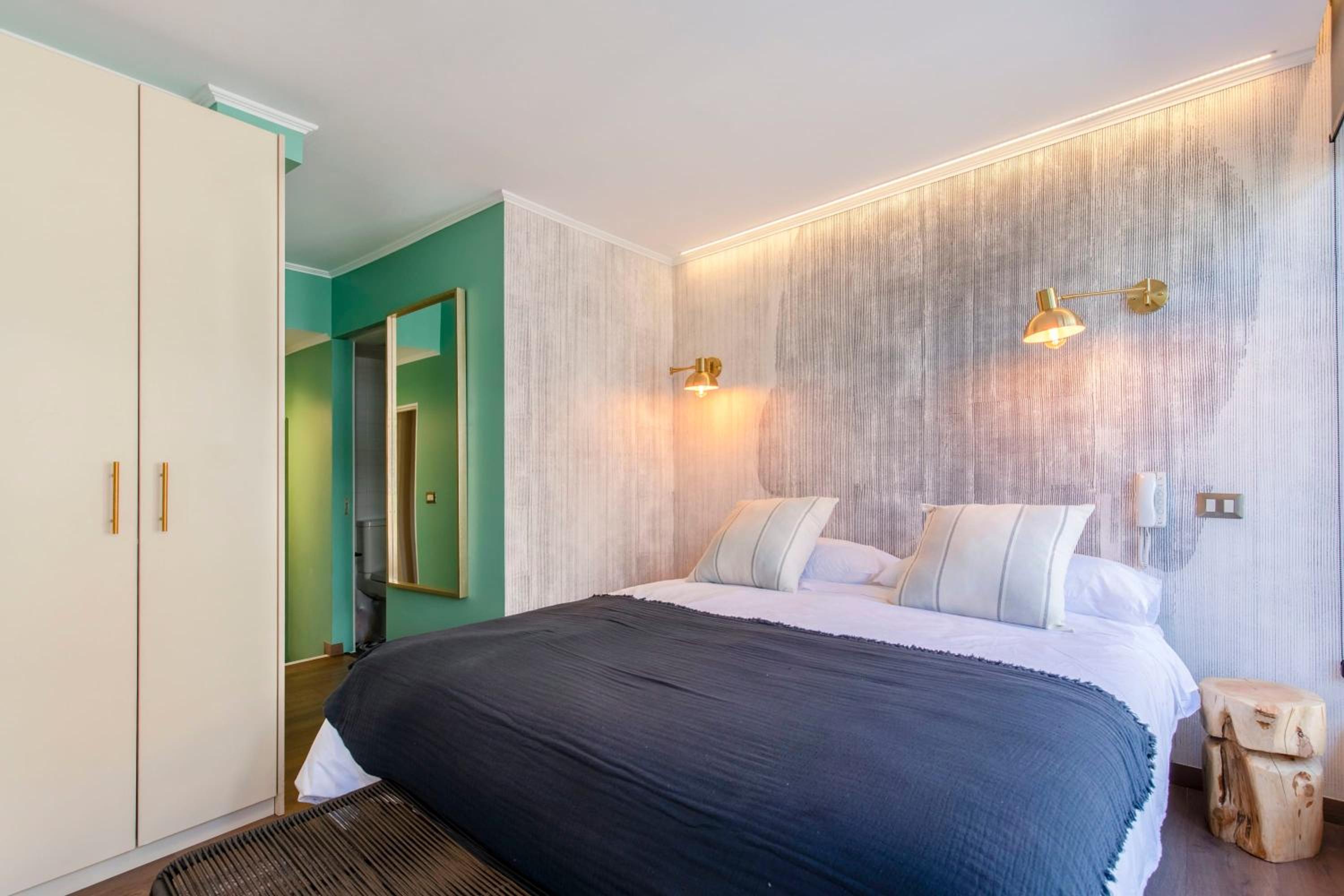 HOM I Amplio y Lujoso Depto 4PAX 2D2B En Santiago