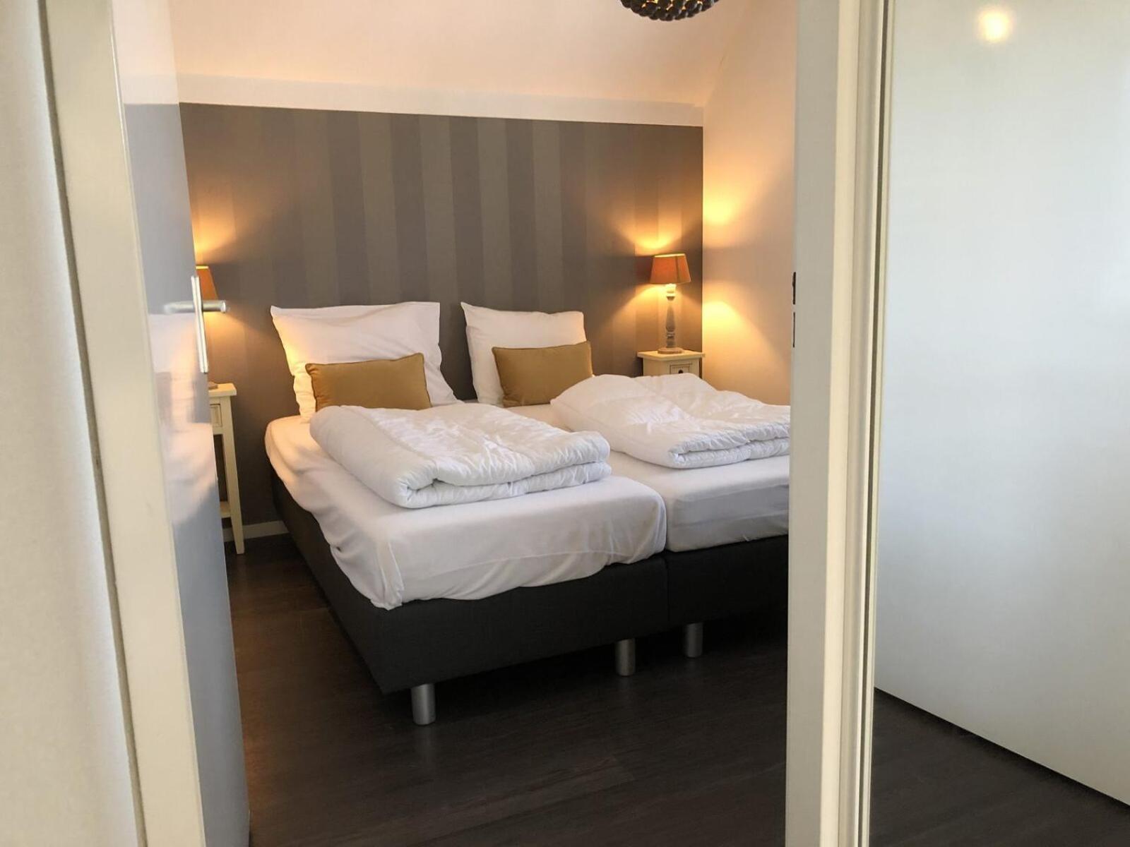 De Essenburgh 7-persoons, overdekte hottub en lounge, barrel sauna, sunshower, wifi, omheinde tuin, huisdier vriendelijk view 3