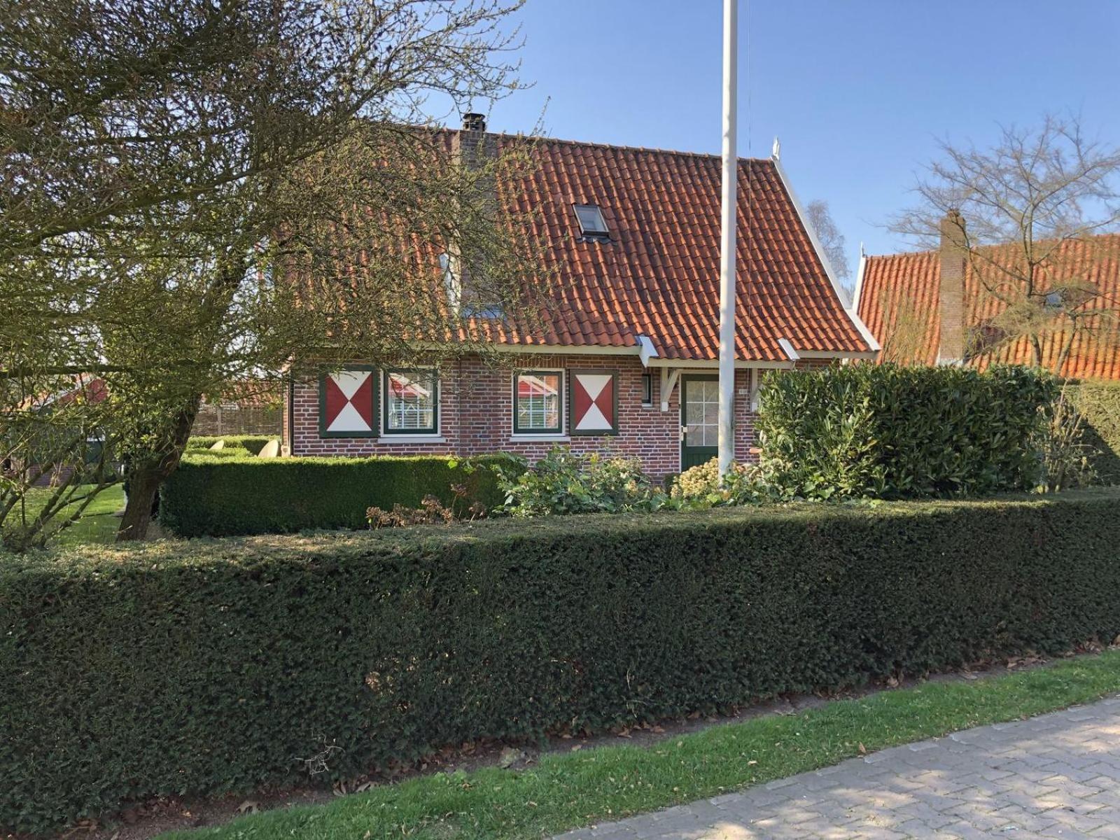 De Goudvink 7-persoons, overdekte hottub en loungebank, finse sauna, wifi, sunshower view 2