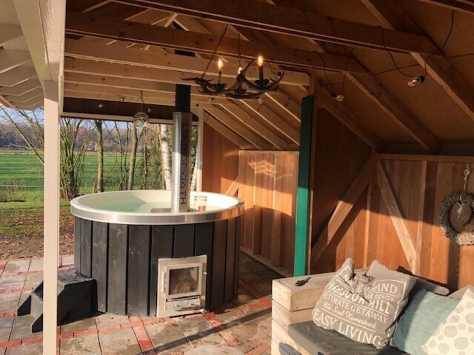 De Essenburgh 7-persoons, overdekte hottub en lounge, barrel sauna, sunshower, wifi, omheinde tuin, huisdier vriendelijk view 2
