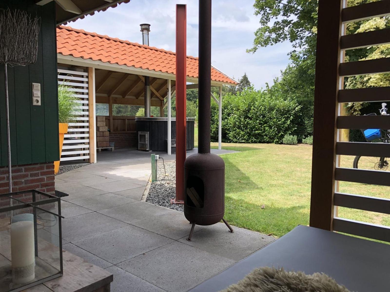 De Goudvink 7-persoons, overdekte hottub en loungebank, finse sauna, wifi, sunshower view 5