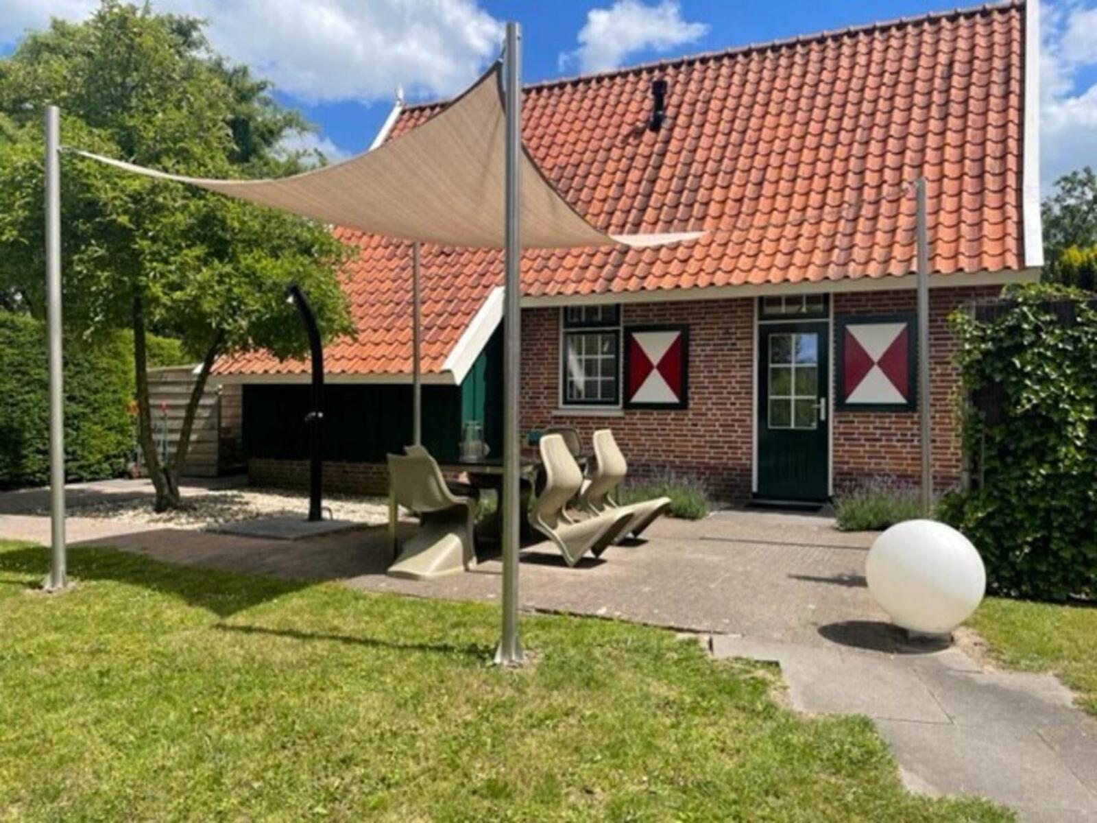 De Goudvink 7-persoons, overdekte hottub en loungebank, finse sauna, wifi, sunshower view 3