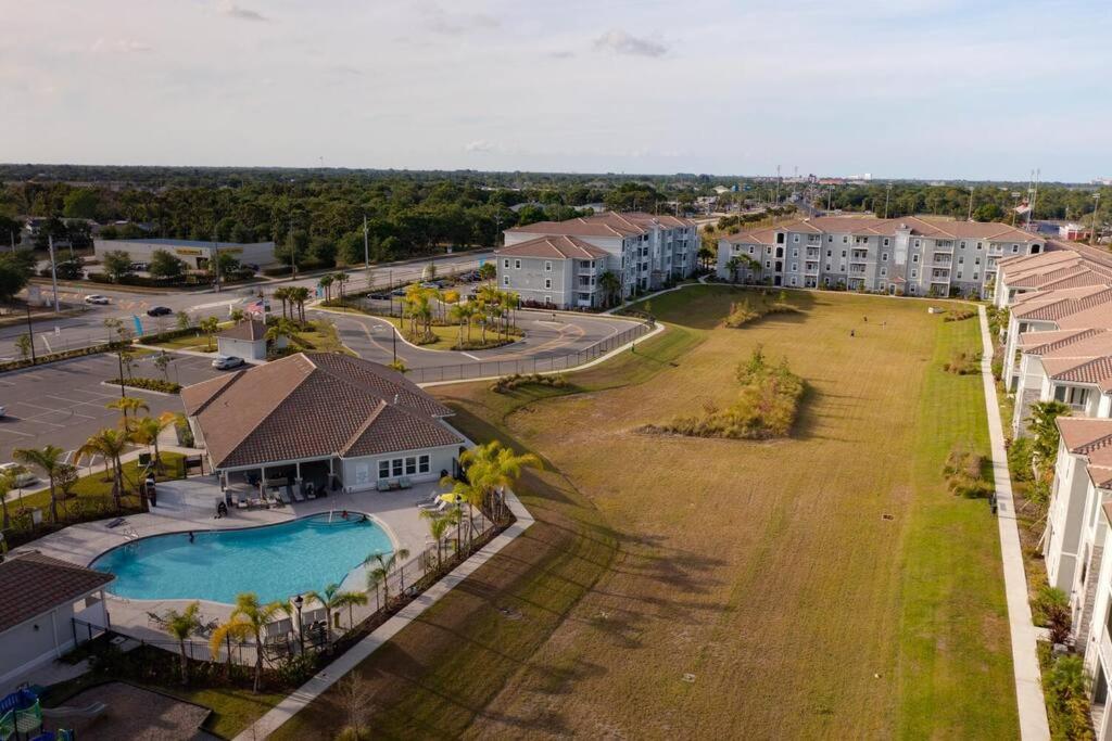 Deluxe and Spacious Condo with Pool, Gym and Laundry view 3
