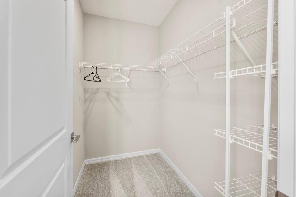 Deluxe and Spacious Condo with Pool, Gym and Laundry view 4