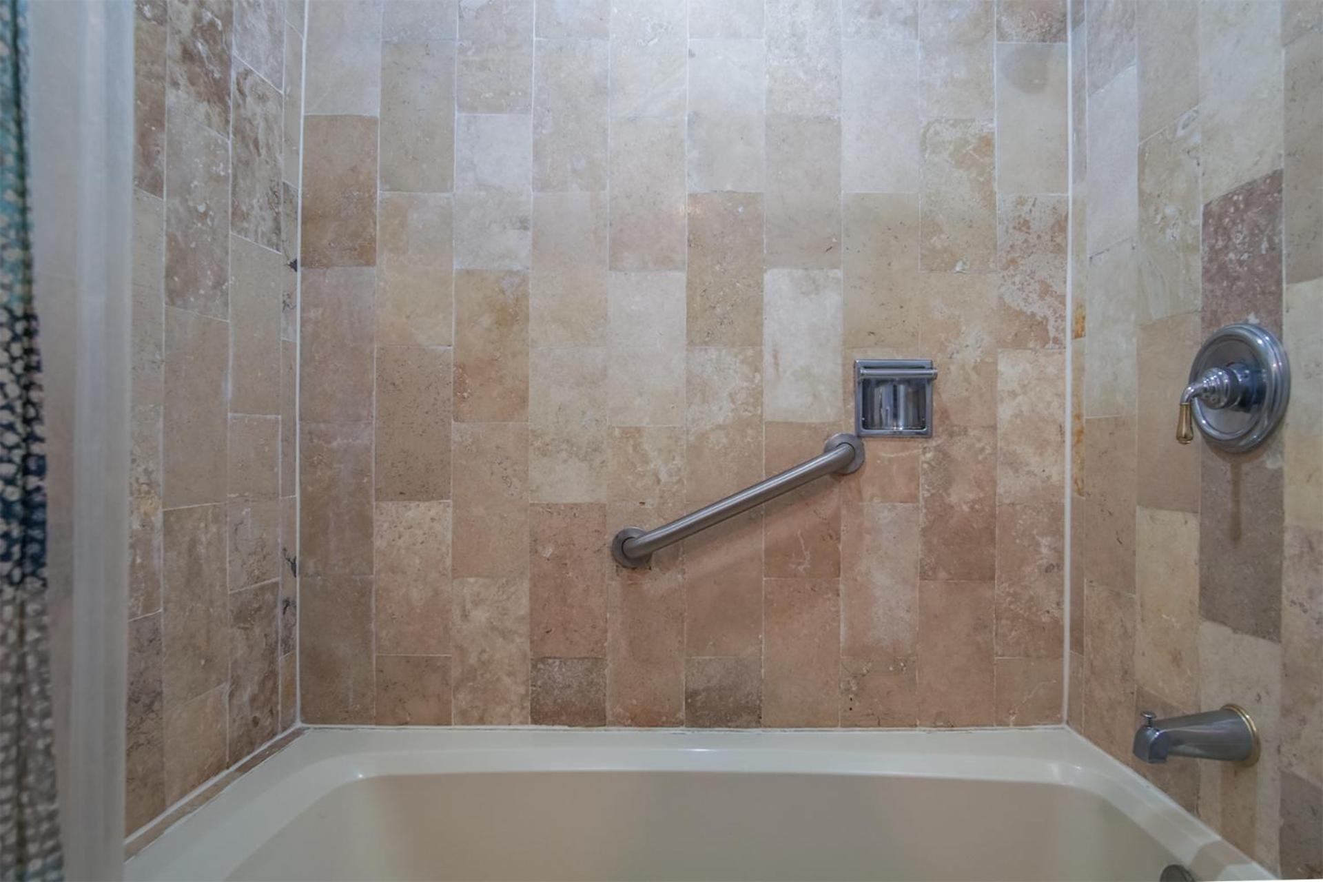 Living Water Clean Spacious Condo