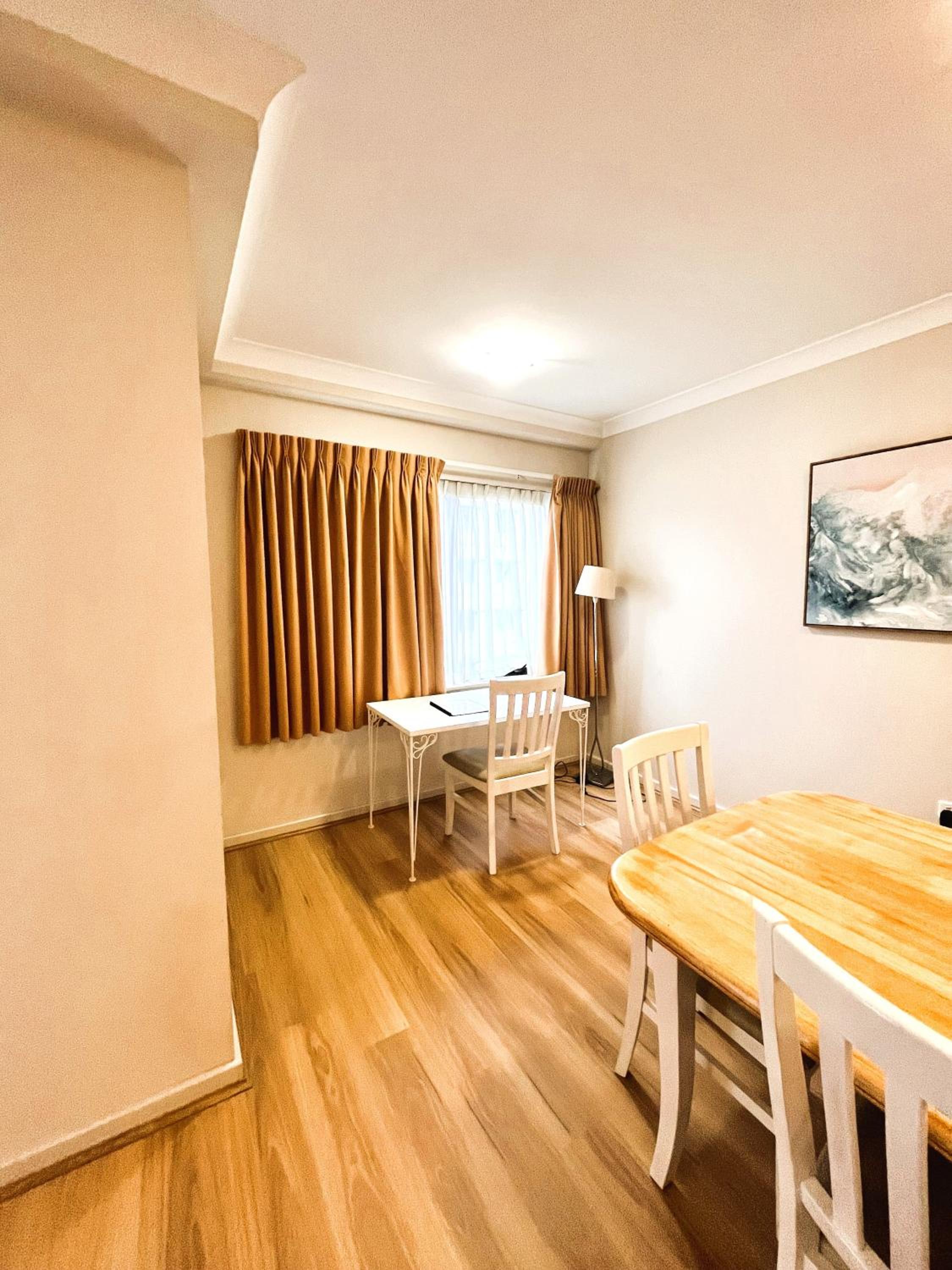 10 CBD Resort 2BR Secure Suite Pool Gym & Parking