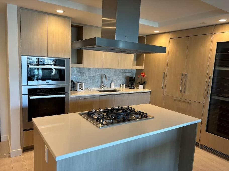 Modern High-Rise Retreat with Stunning City Access