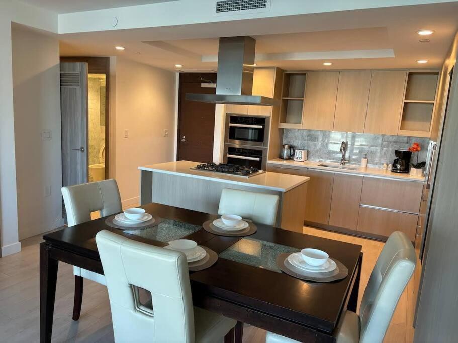 Modern High-Rise Retreat with Stunning City Access