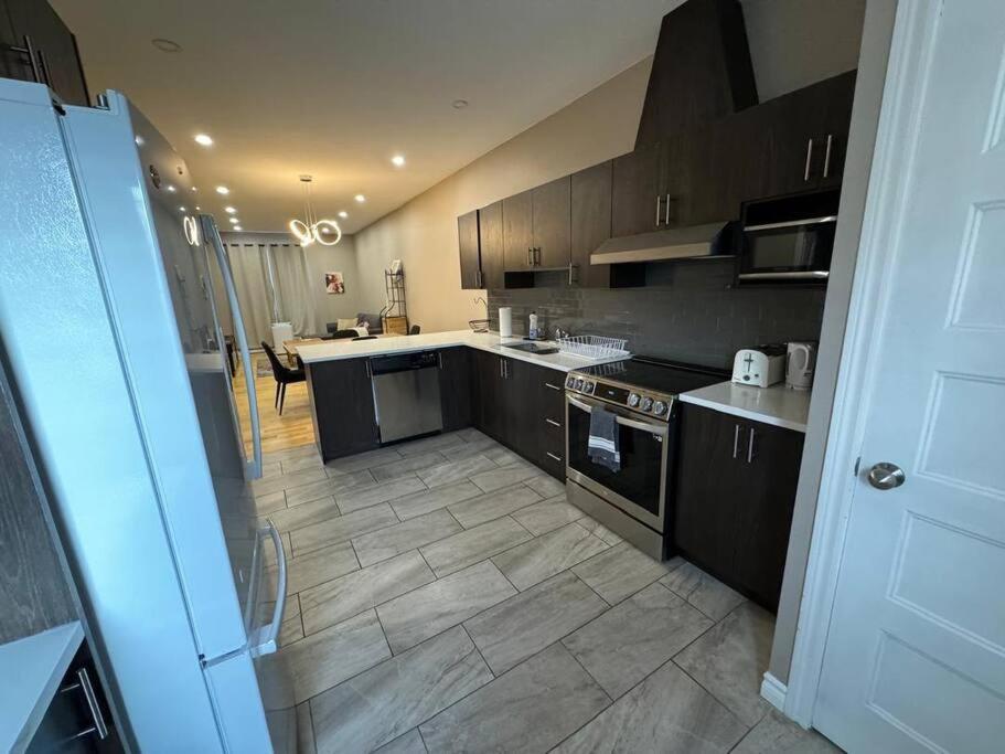 Charming 3BR Apartment in Montreal, 15 Min to DT